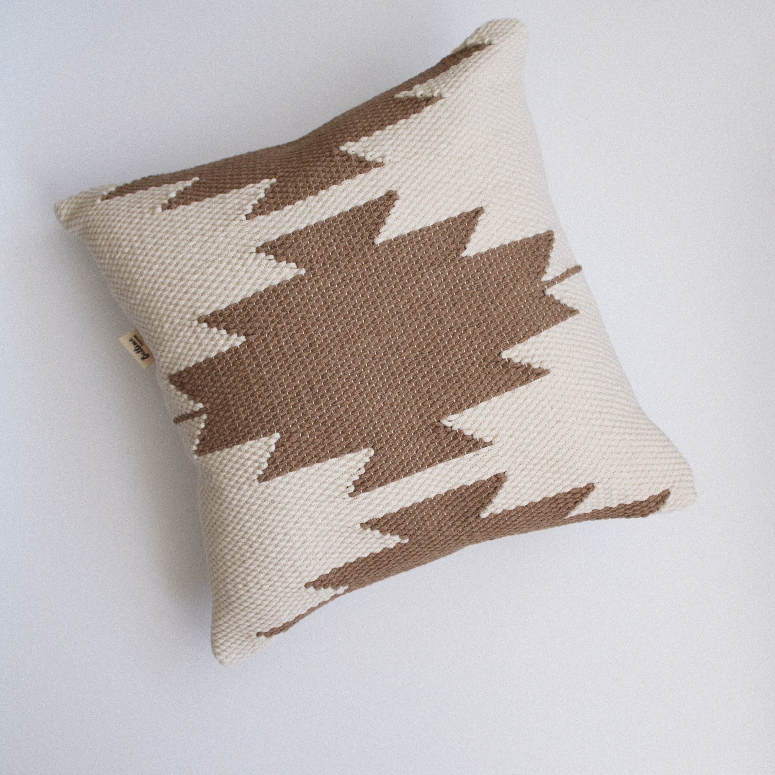 Подушка «Бежевые звезды на белом». Авторские тканые полотна из натуральных материалов