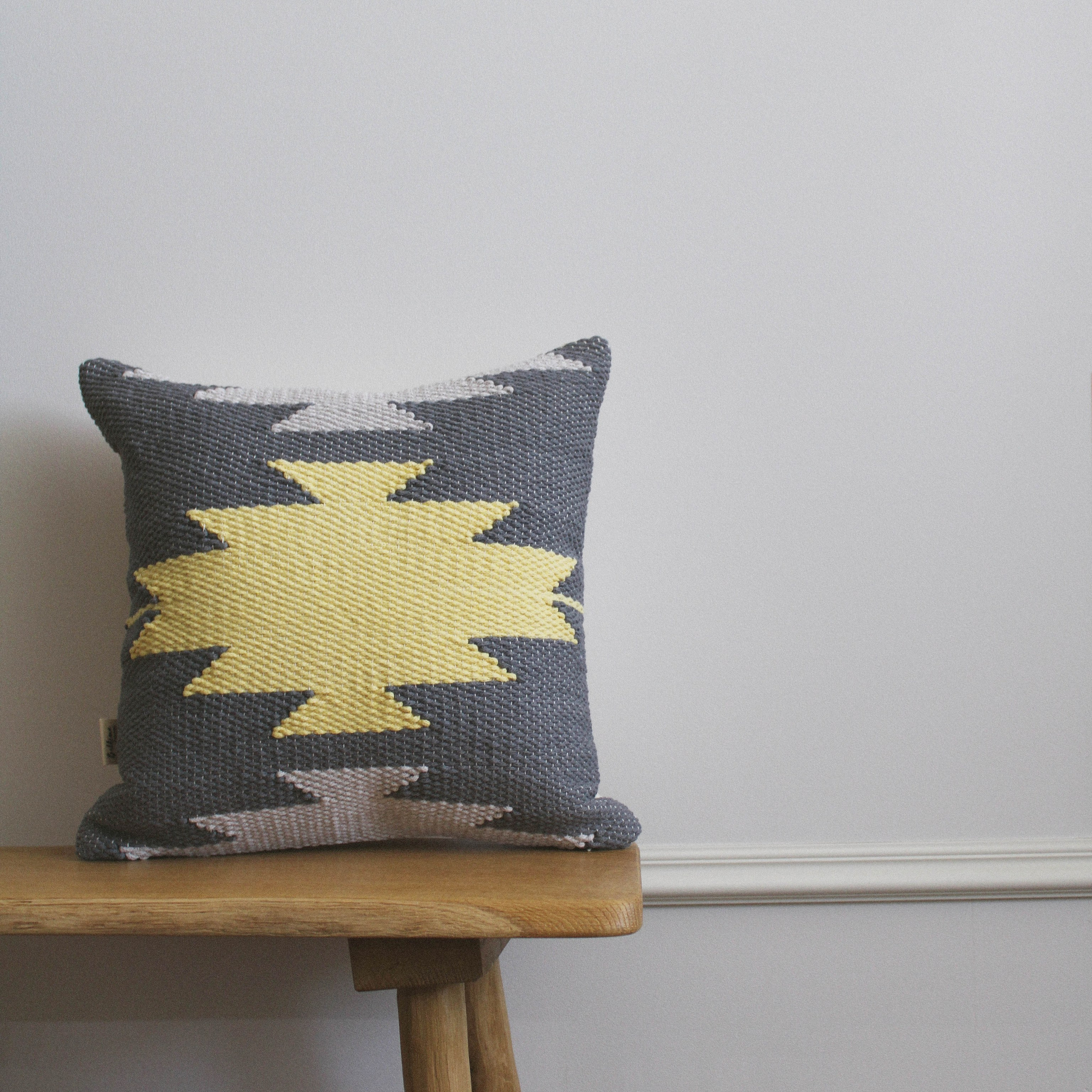 Подушка «Желтая звезда». Авторские тканые полотна из натуральных материалов