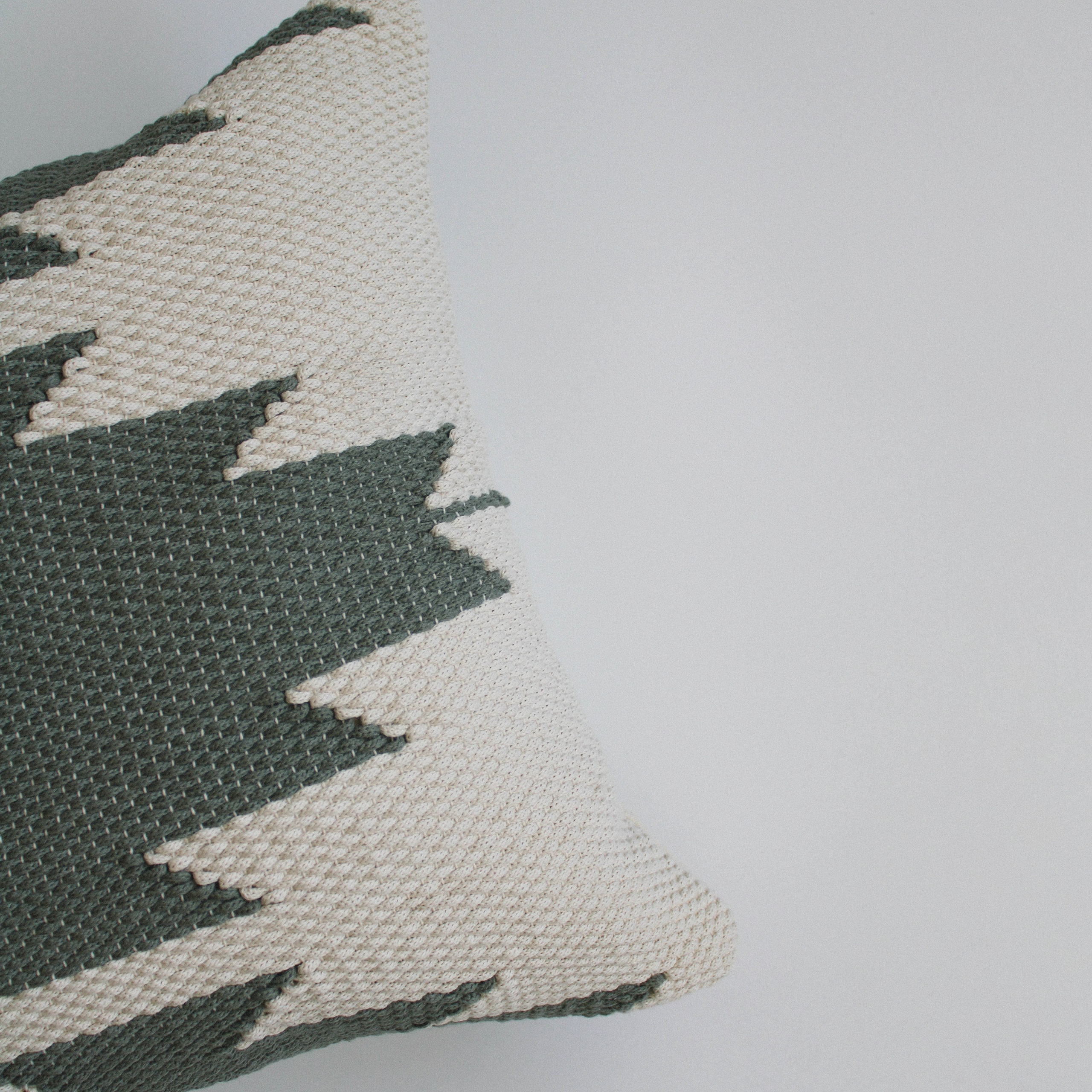 Подушка «Зеленые звезды на белом». Авторские тканые полотна из натуральных материалов