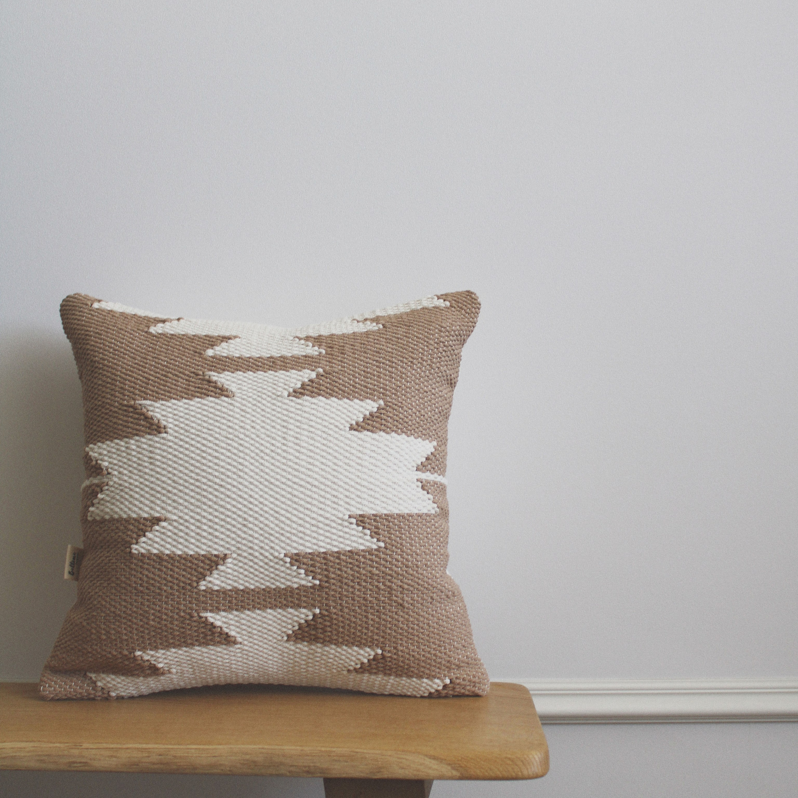 Подушка «Белые звезды на бежевом». Авторские тканые полотна из натуральных материалов