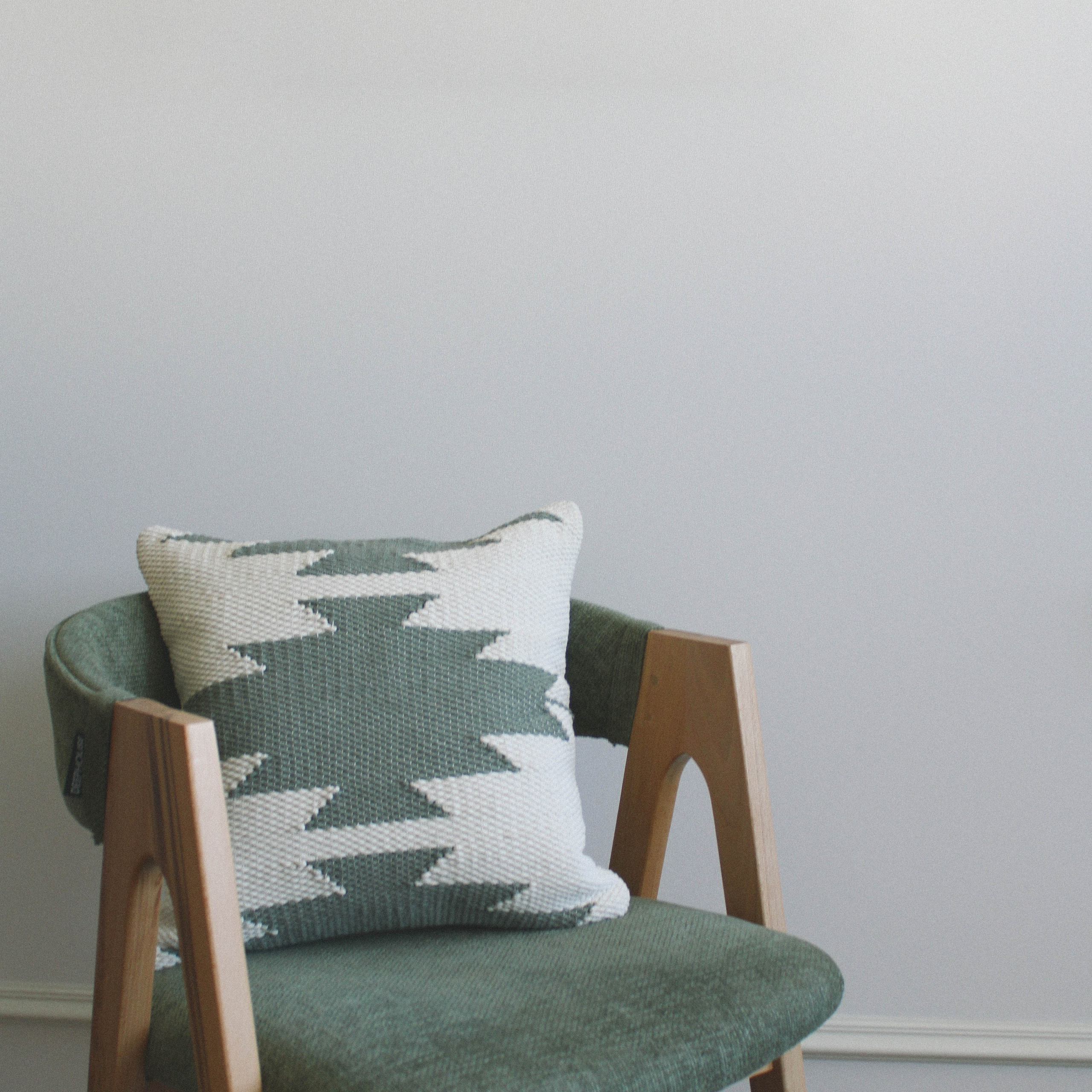 Подушка «Зеленые звезды на белом». Авторские тканые полотна из натуральных материалов