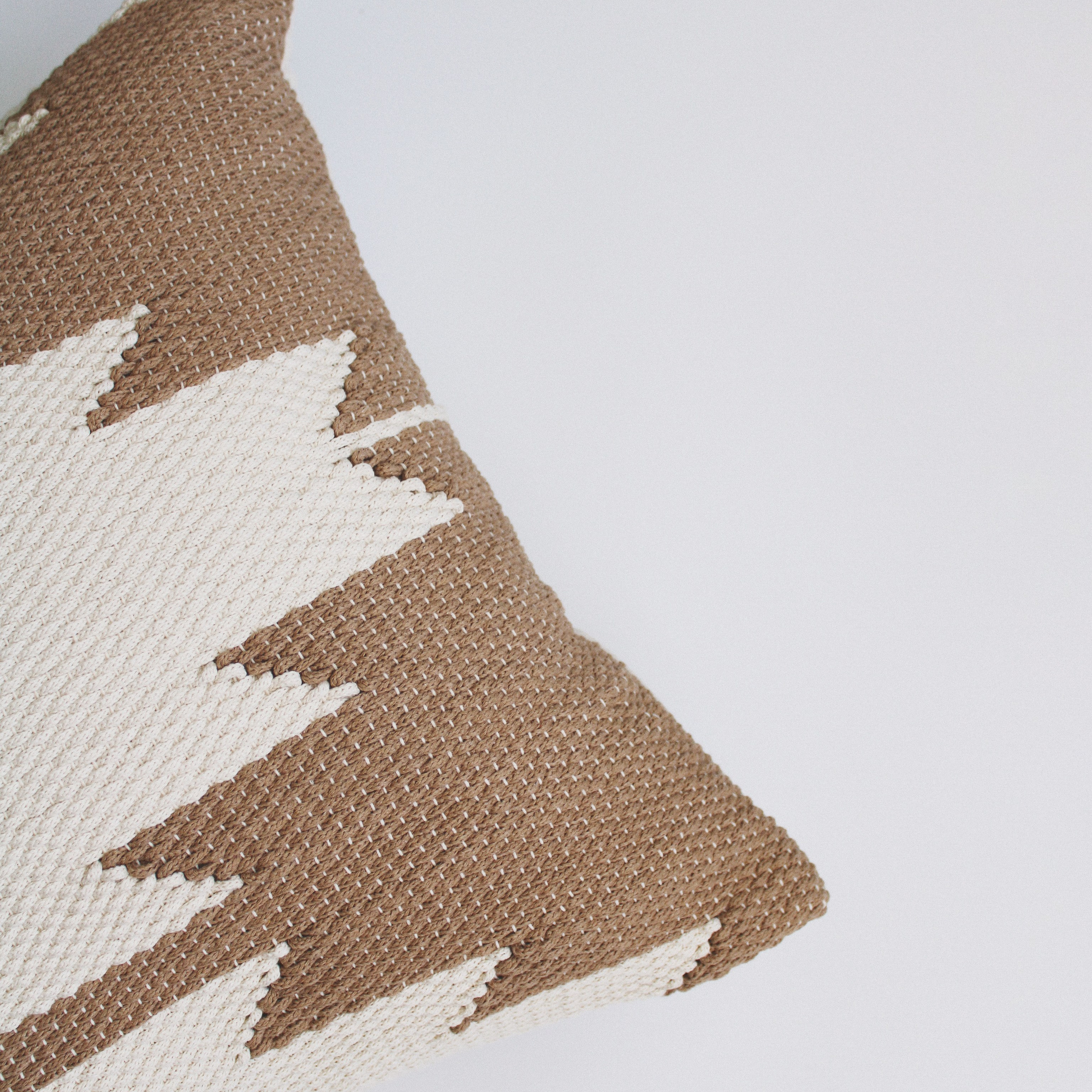 Подушка «Белые звезды на бежевом». Авторские тканые полотна из натуральных материалов