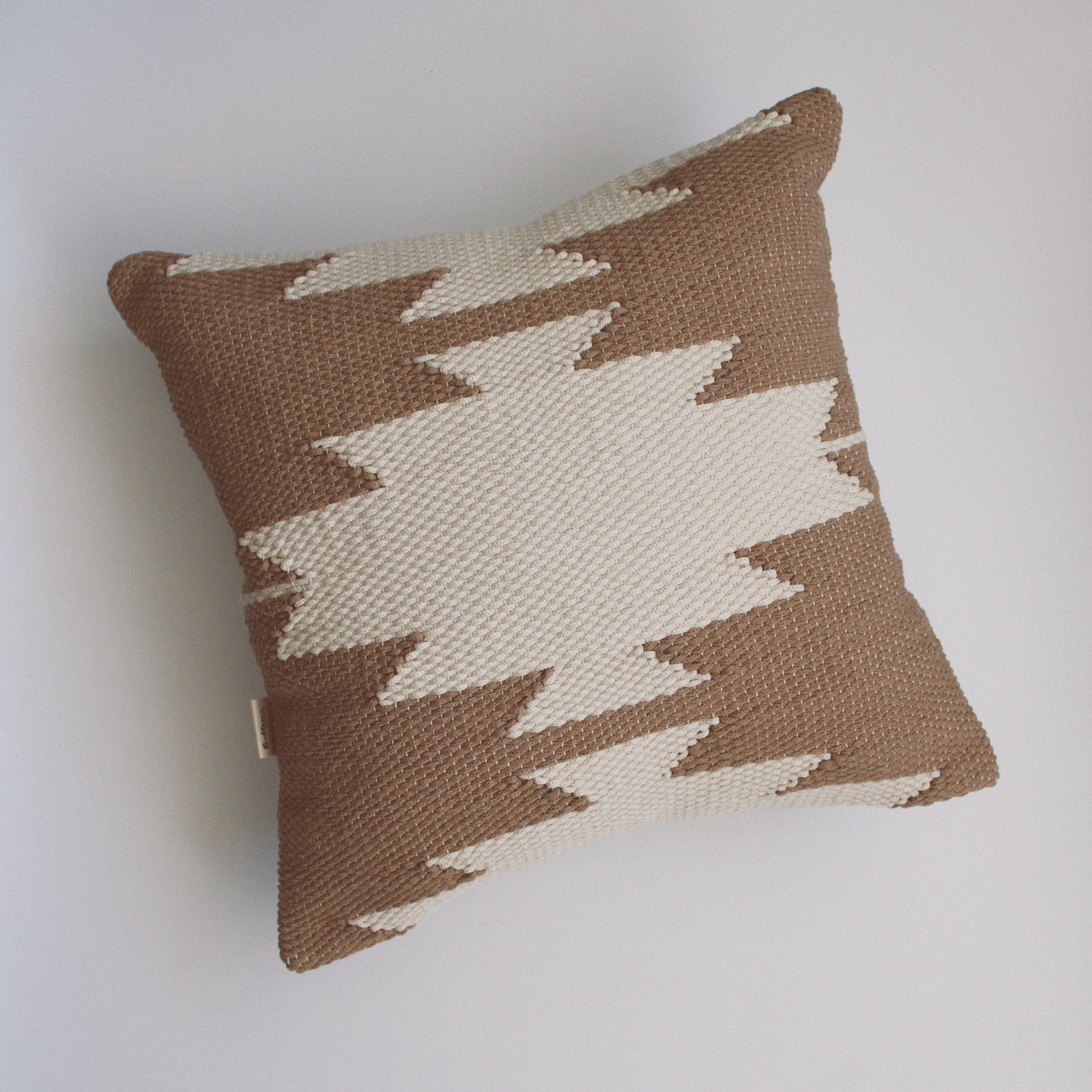 Подушка «Белые звезды на бежевом». Авторские тканые полотна из натуральных материалов