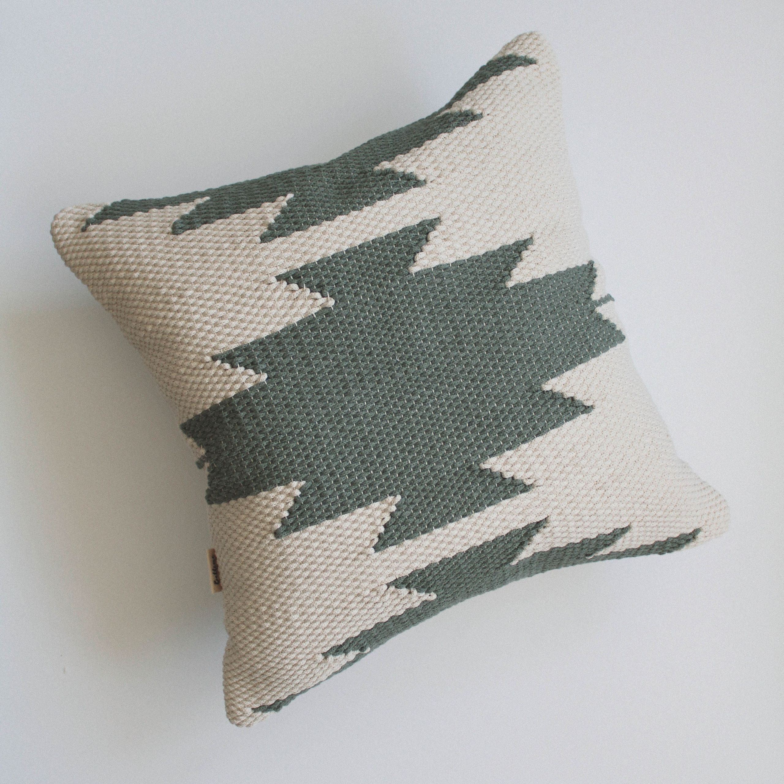 Подушка «Зеленые звезды на белом». Авторские тканые полотна из натуральных материалов