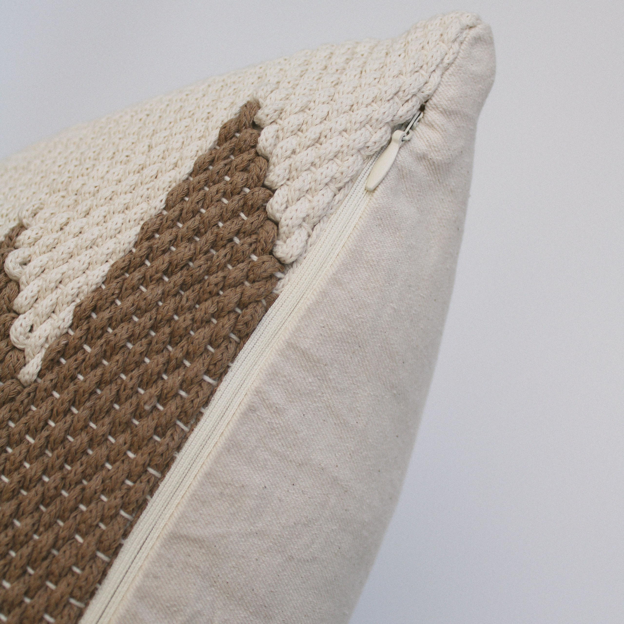 Подушка «Бежевые звезды на белом». Авторские тканые полотна из натуральных материалов