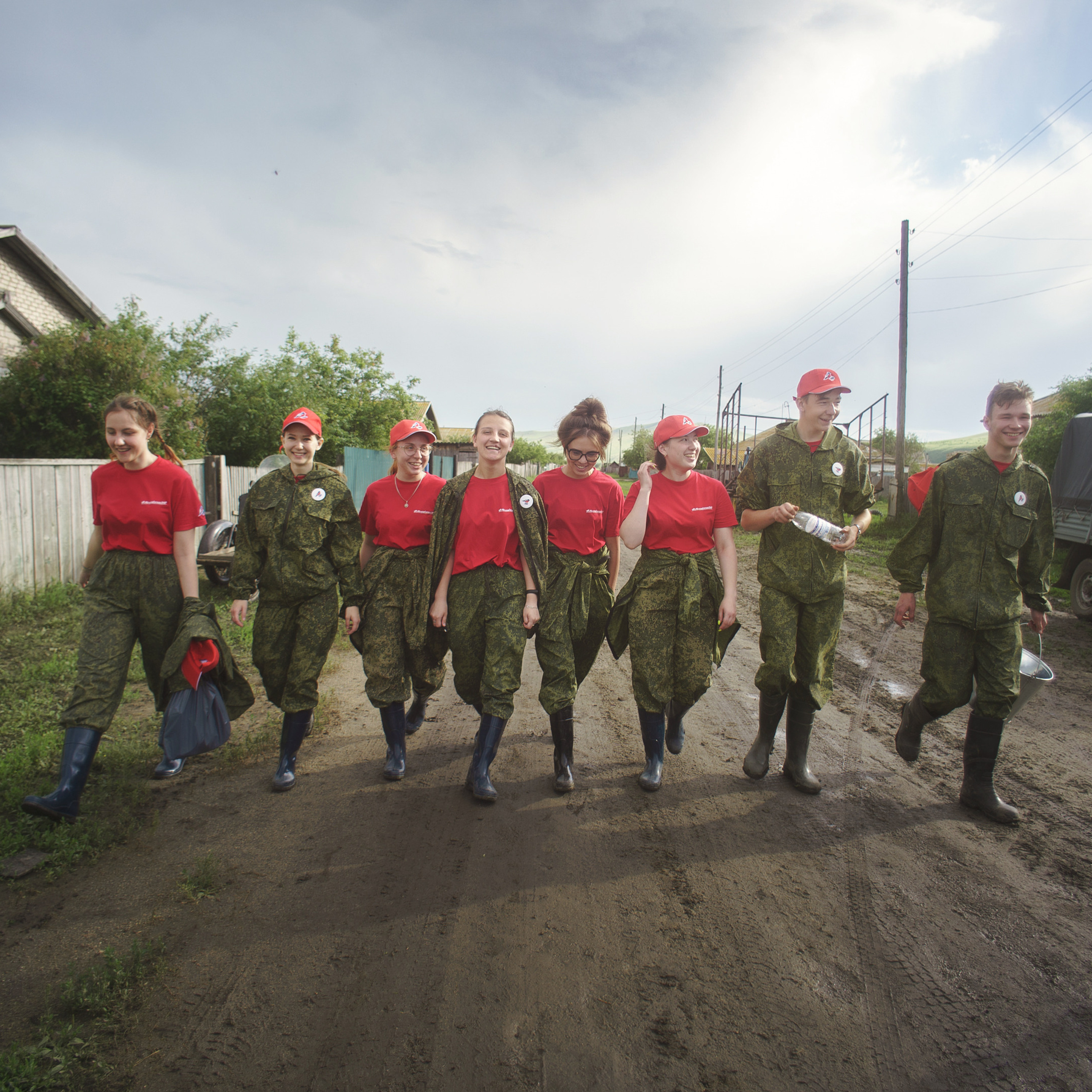 Добровольческий отряд после наводнения в селе Ундино-Поселье, 2021