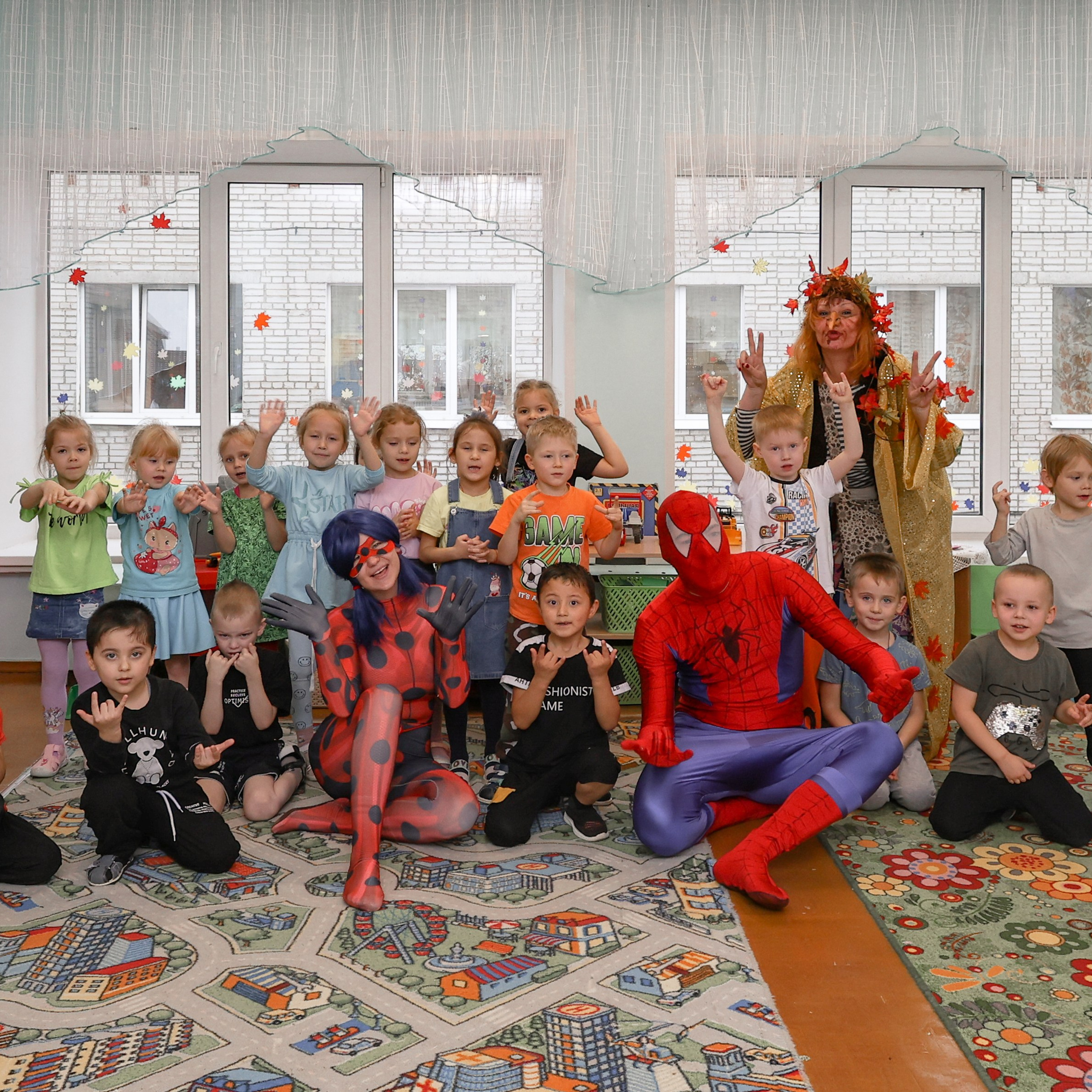 Человек-Паук и Леди Баг в детском саду