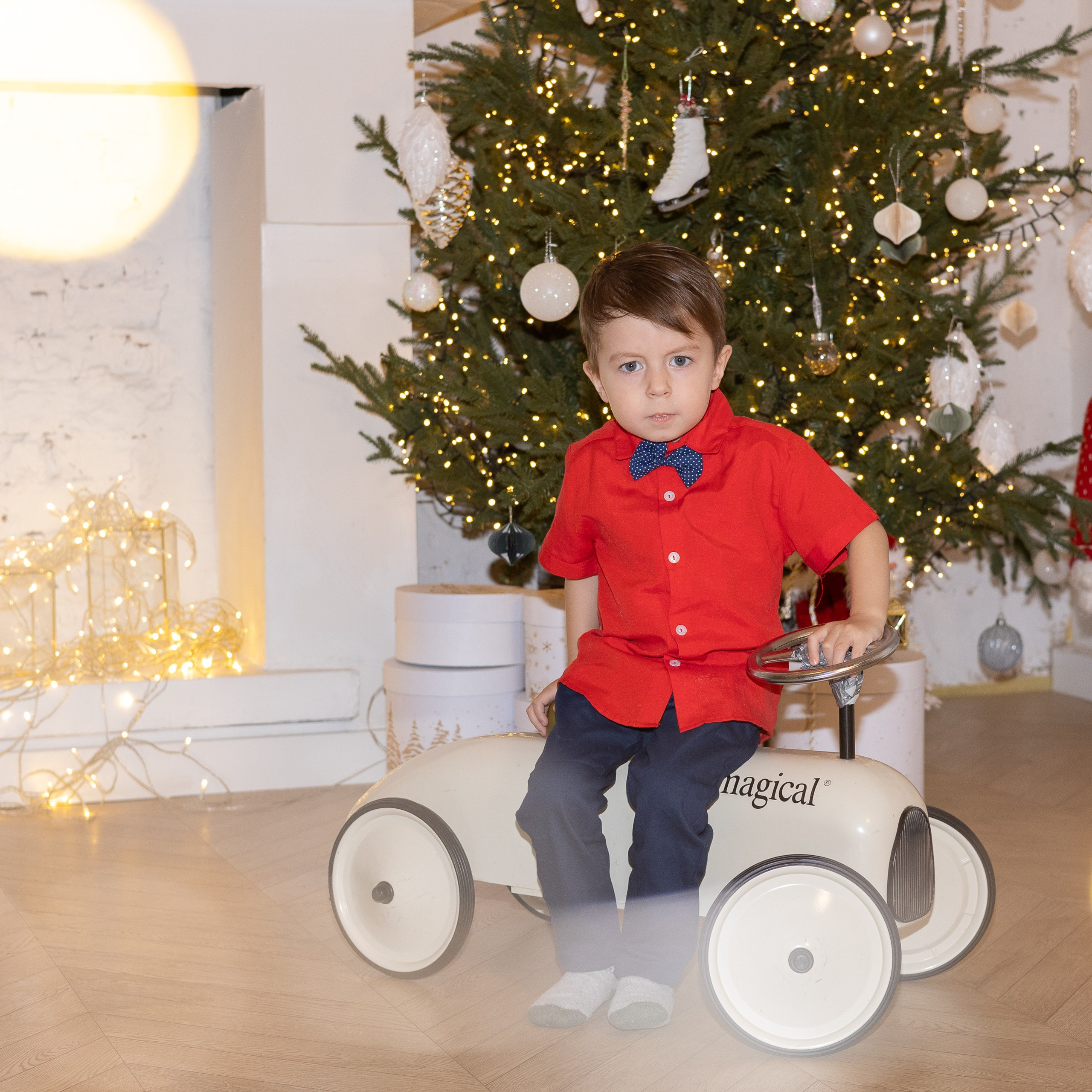 Детская новогодняя фотосессия в студии Ижевска для озорного Данила