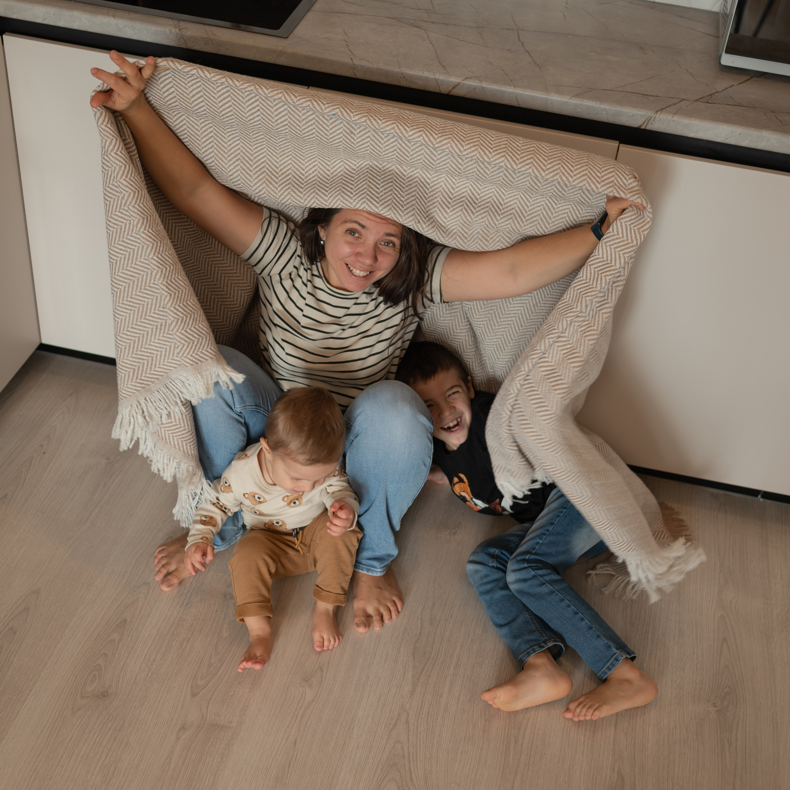 Дома с семьей