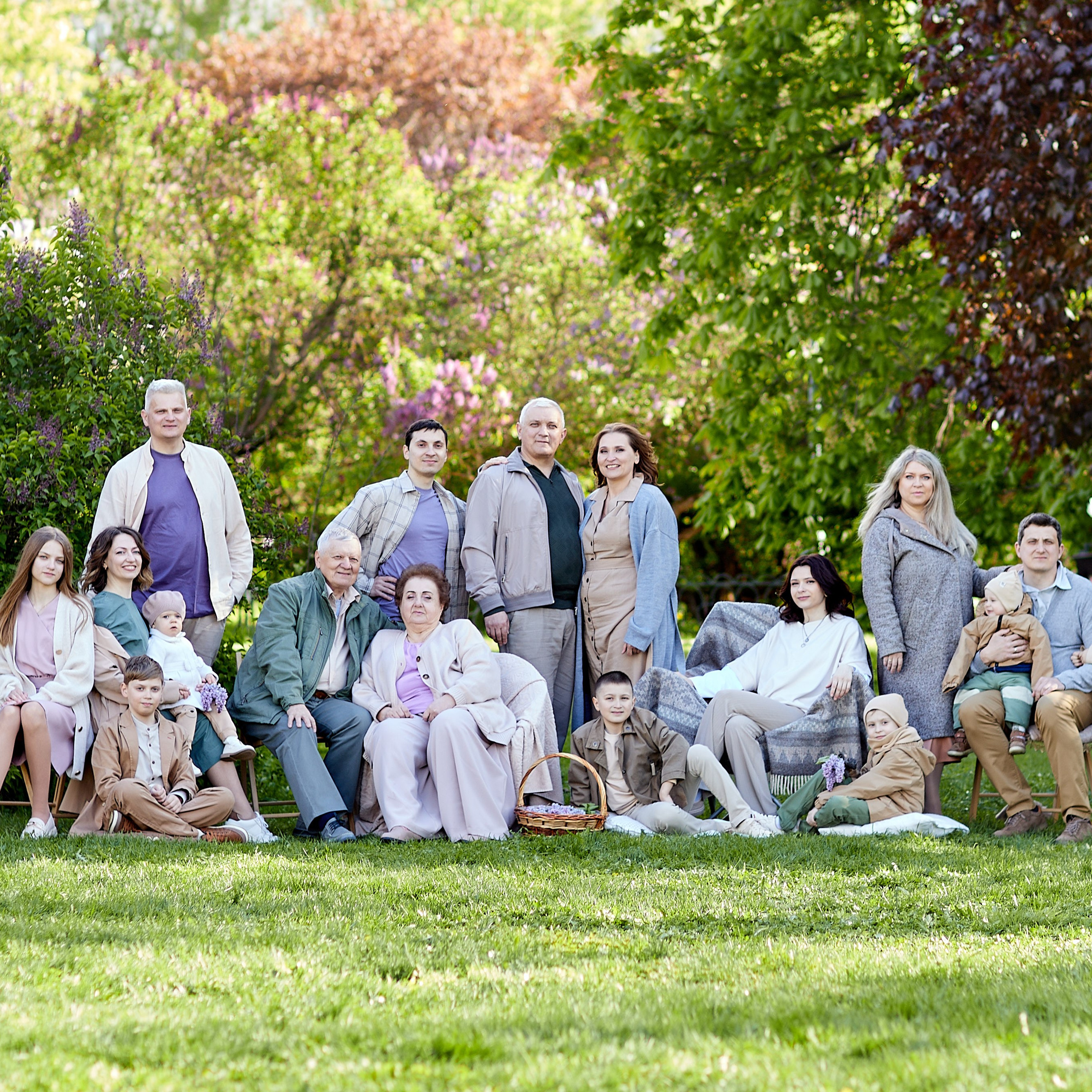 Семья в Сиреневом саду