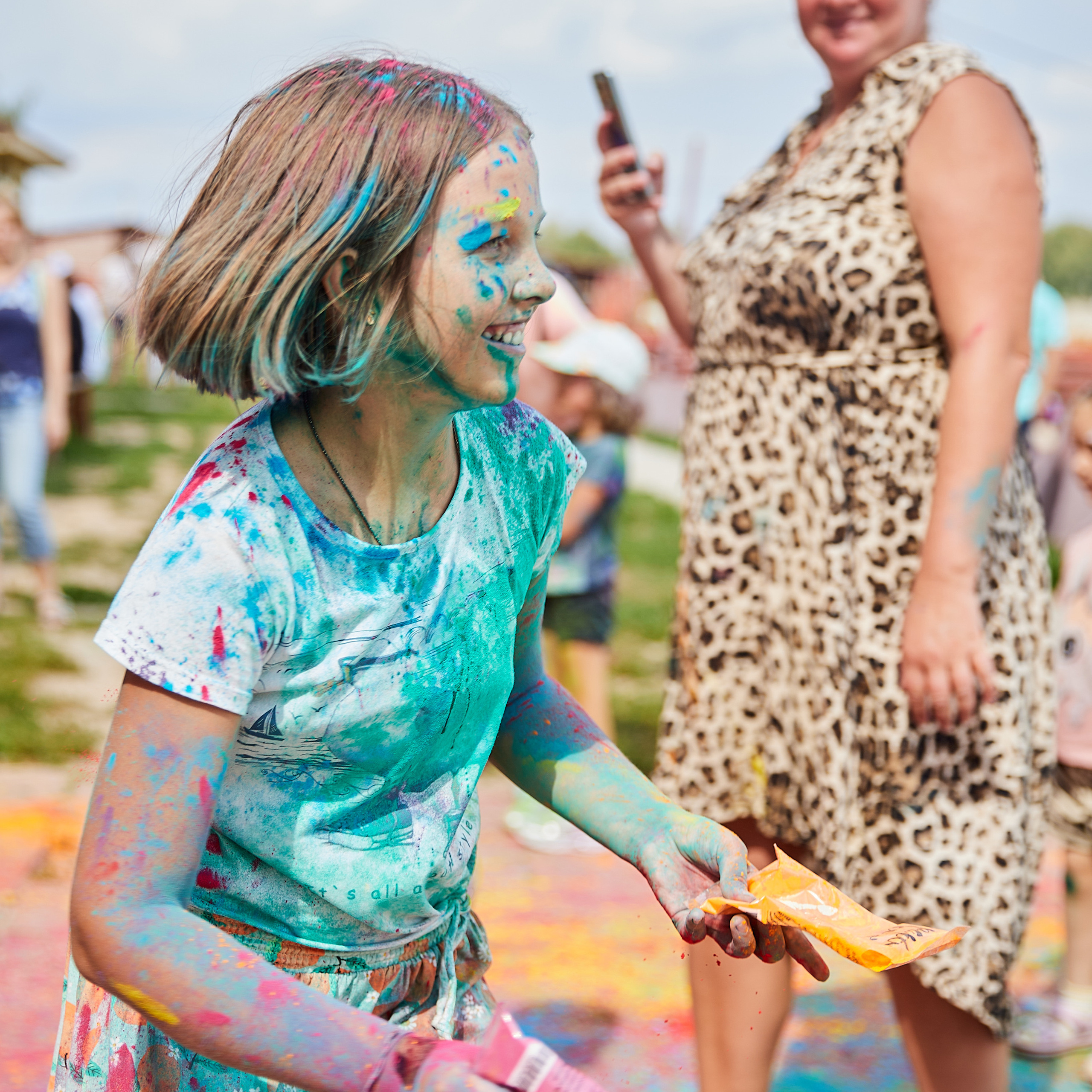 Краски Холи и пенная вееринка