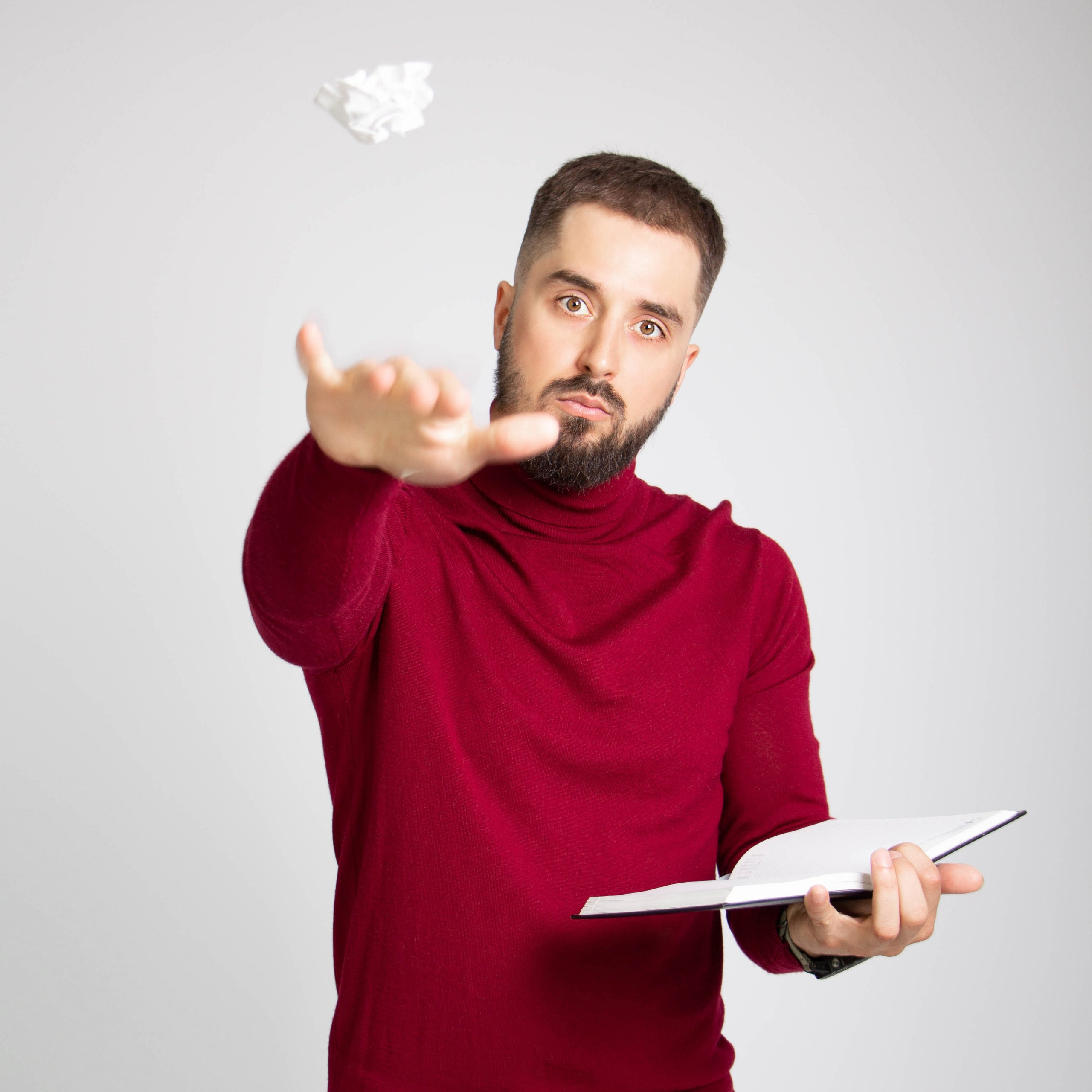 Артем бросает предметы