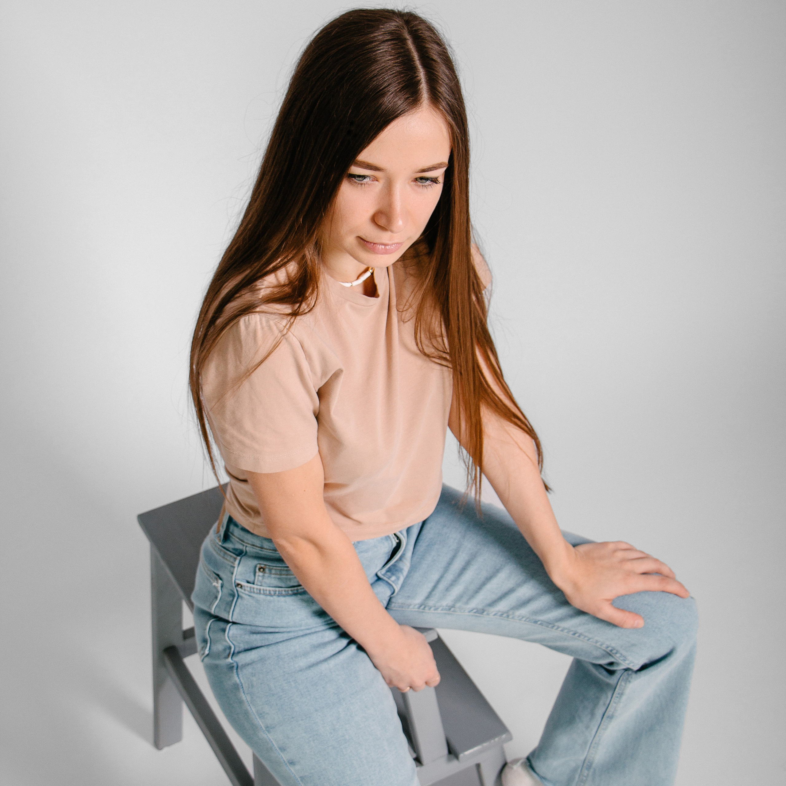 Оксана в серой комнате