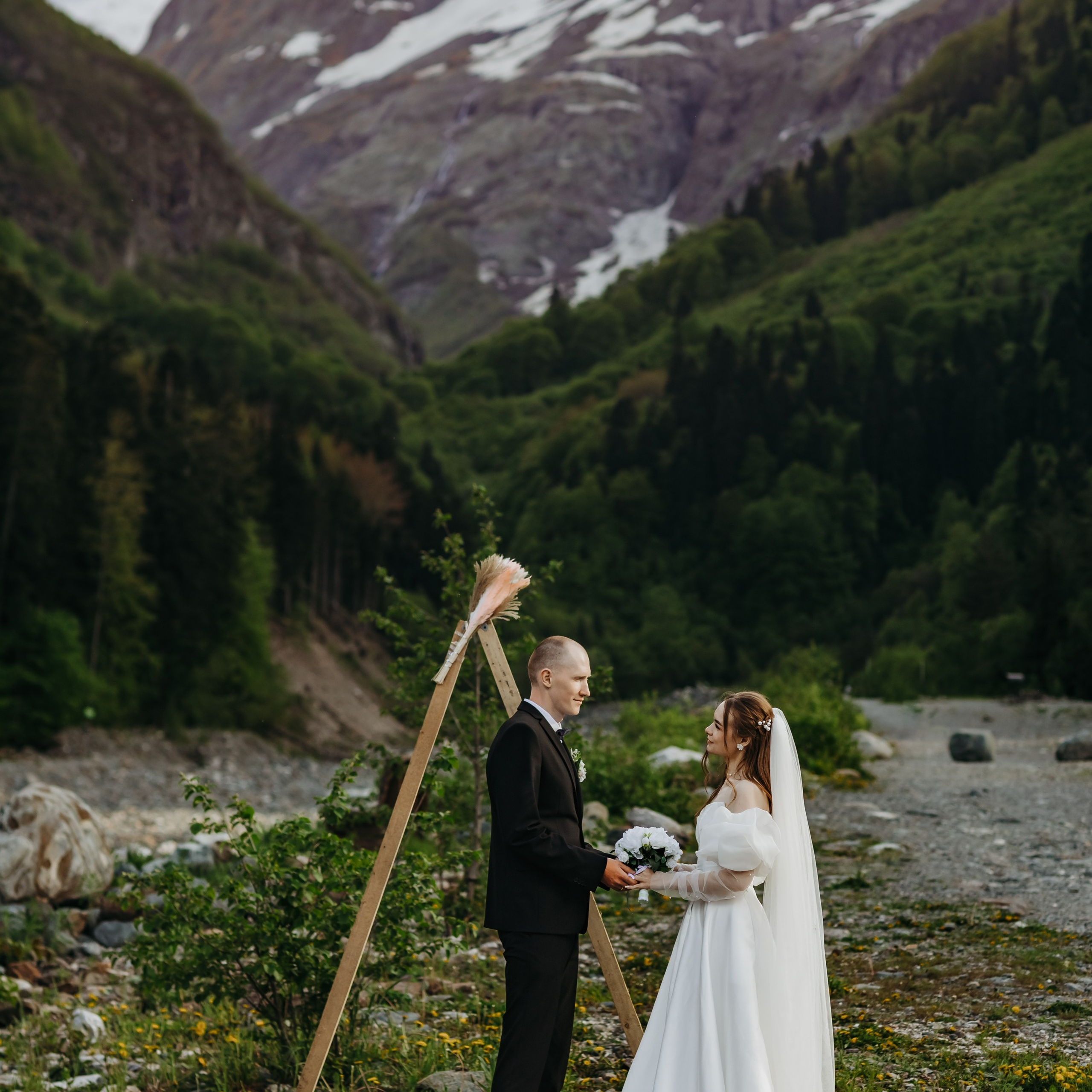 Выше гор только любовь