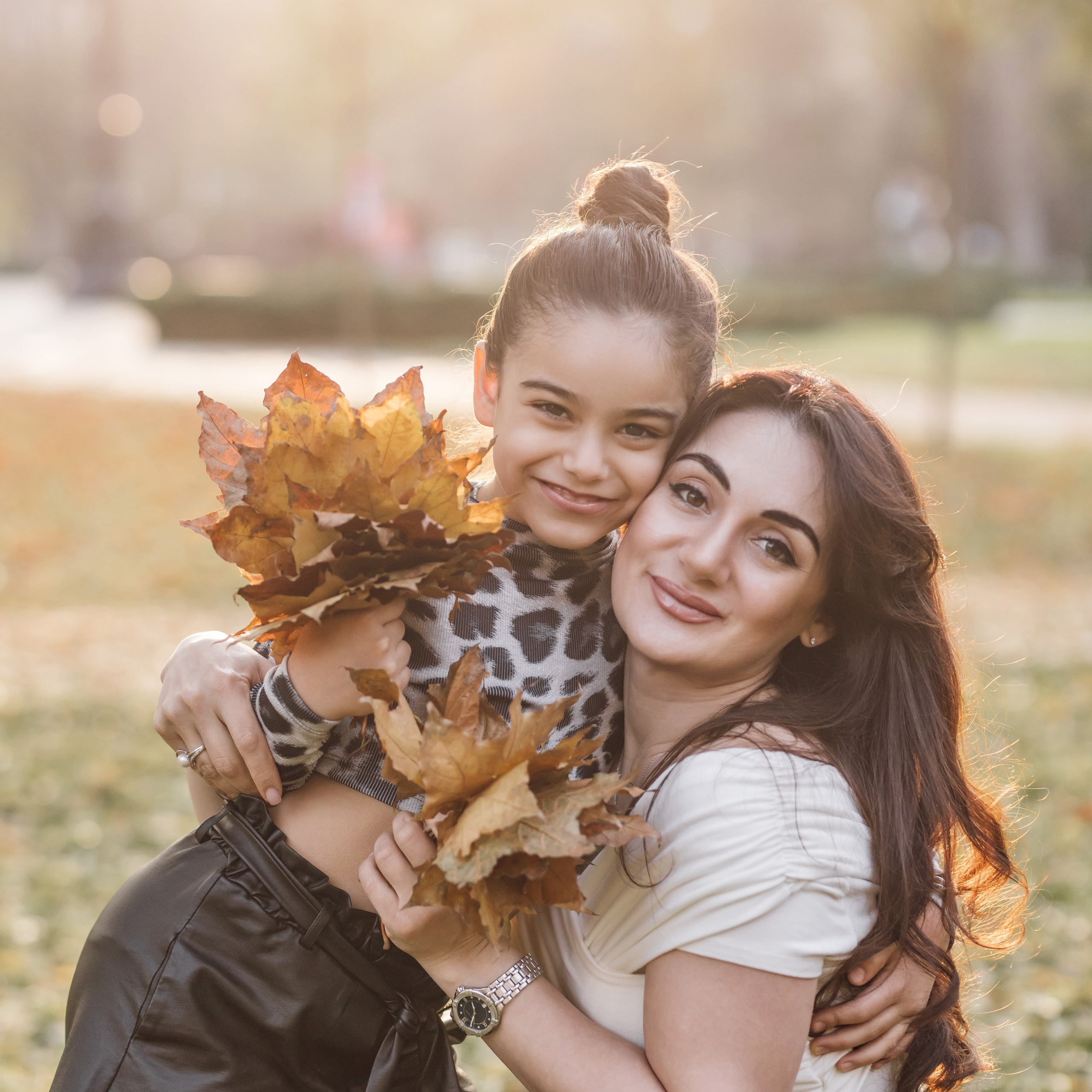 Мама и дочь, осенняя городская прогулка