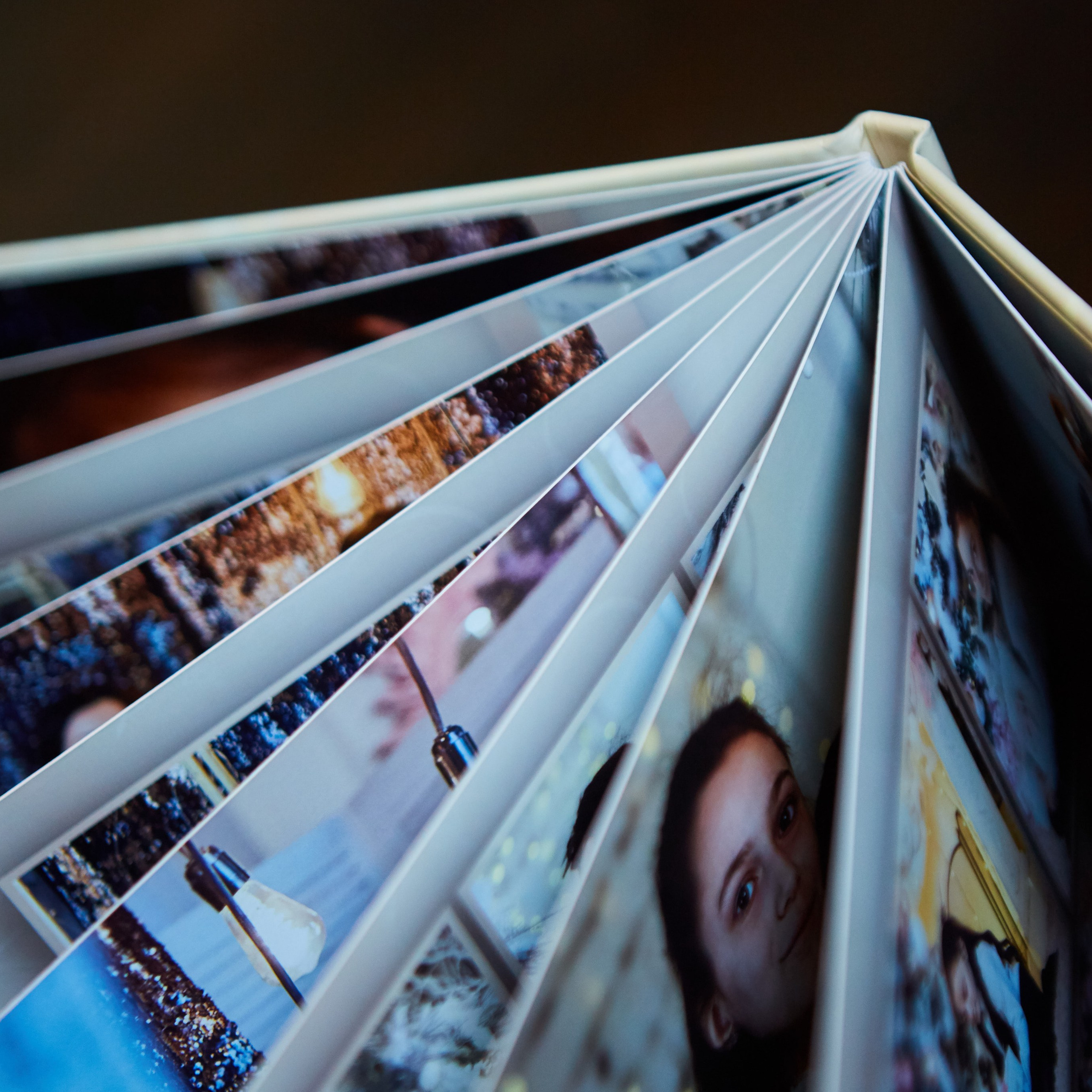 Трое красивых деток в стильном новогоднем интерьере