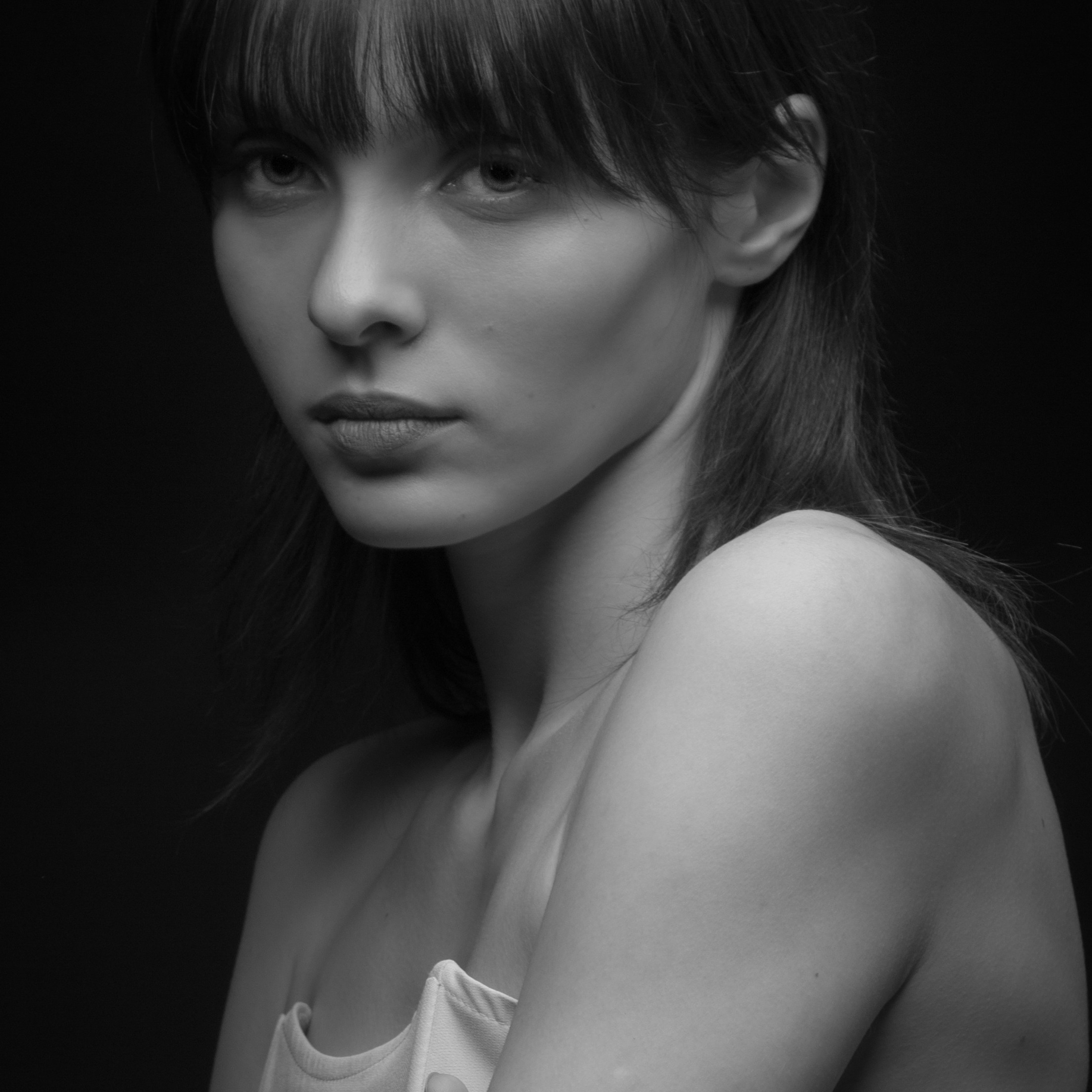 Черно-белое модельное фото закрытой женщины в платье