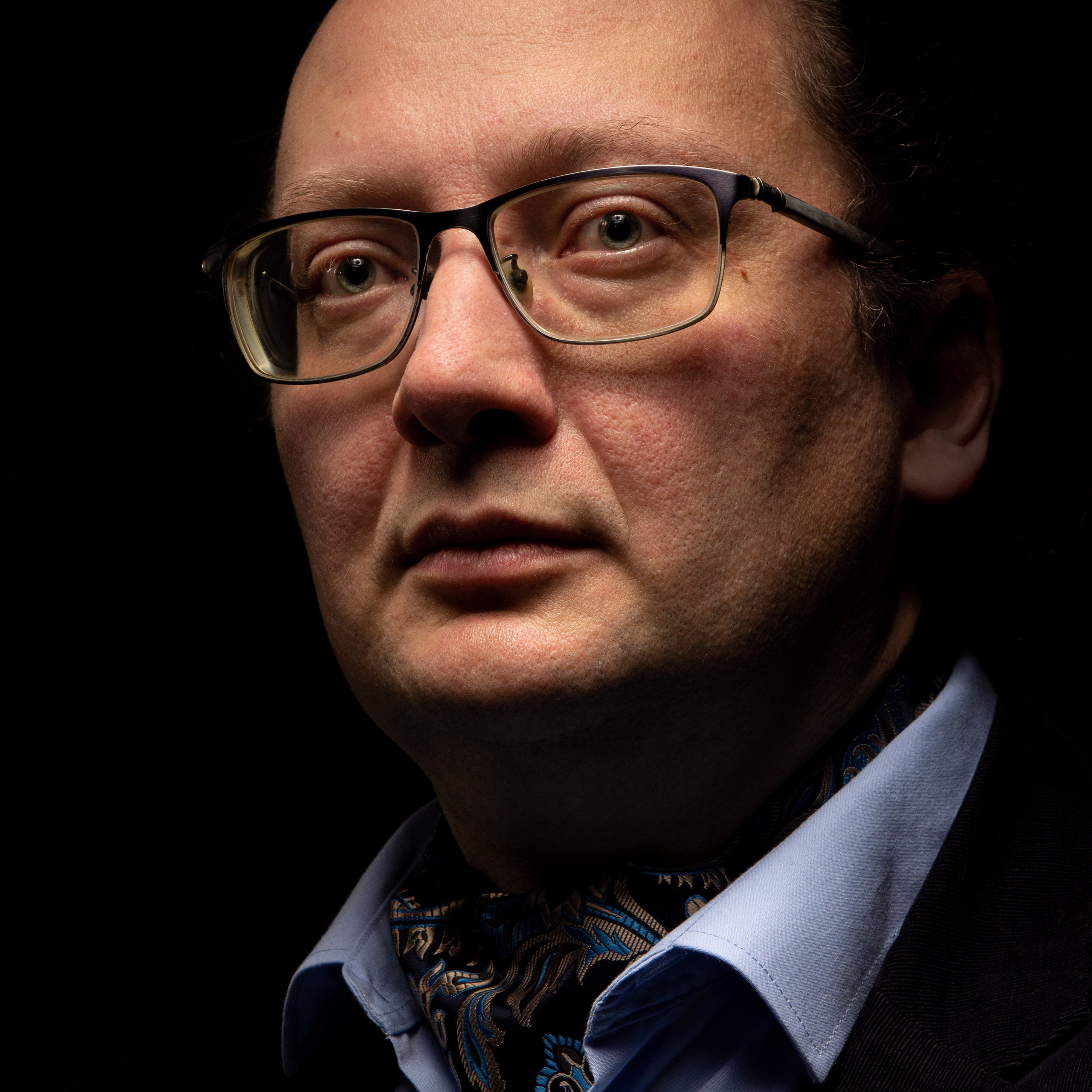 Деловое фото мужчины в очках и платке-галстуке