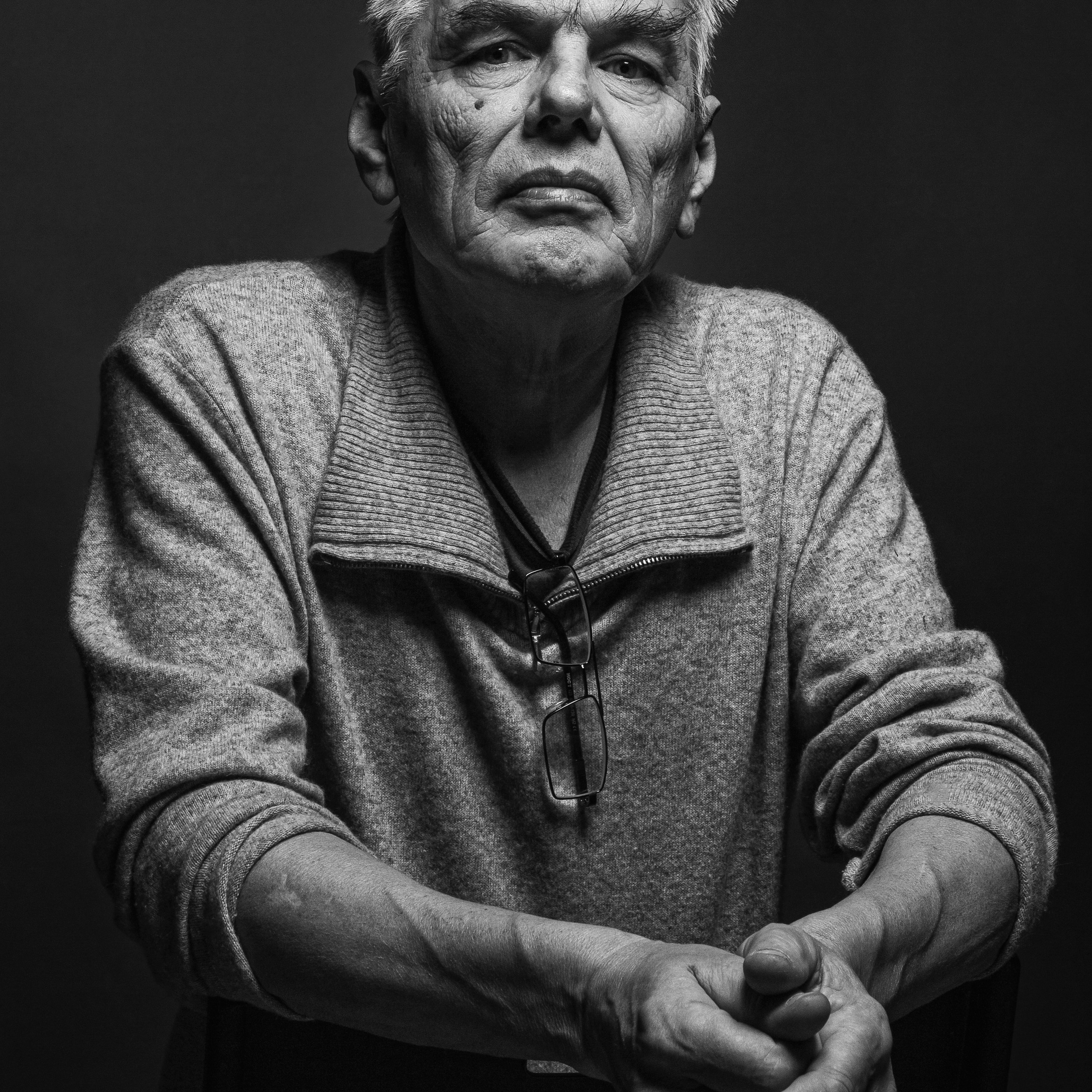 Черно-белое мужское фото на стуле в стиле эсквайр