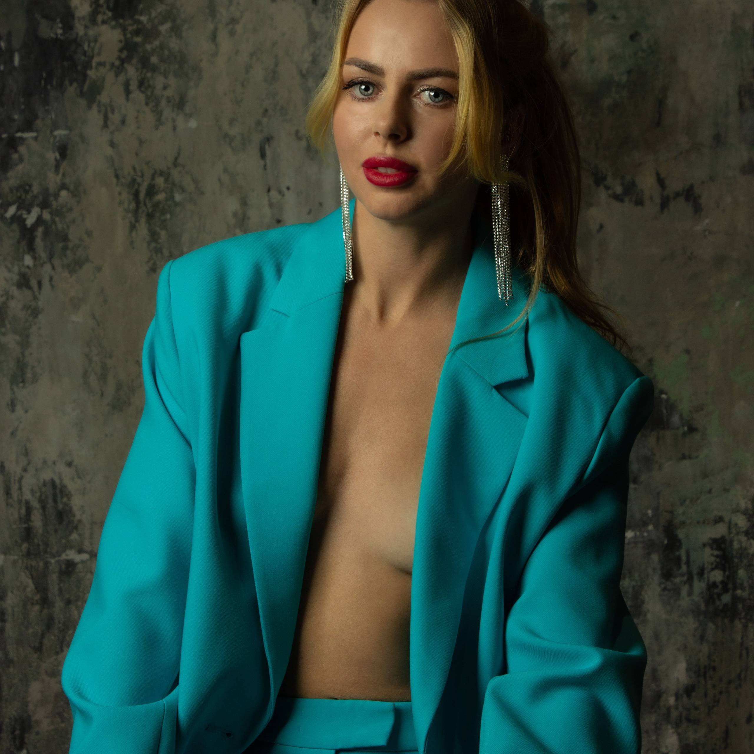 Фото женщины в бирюзовом костюме