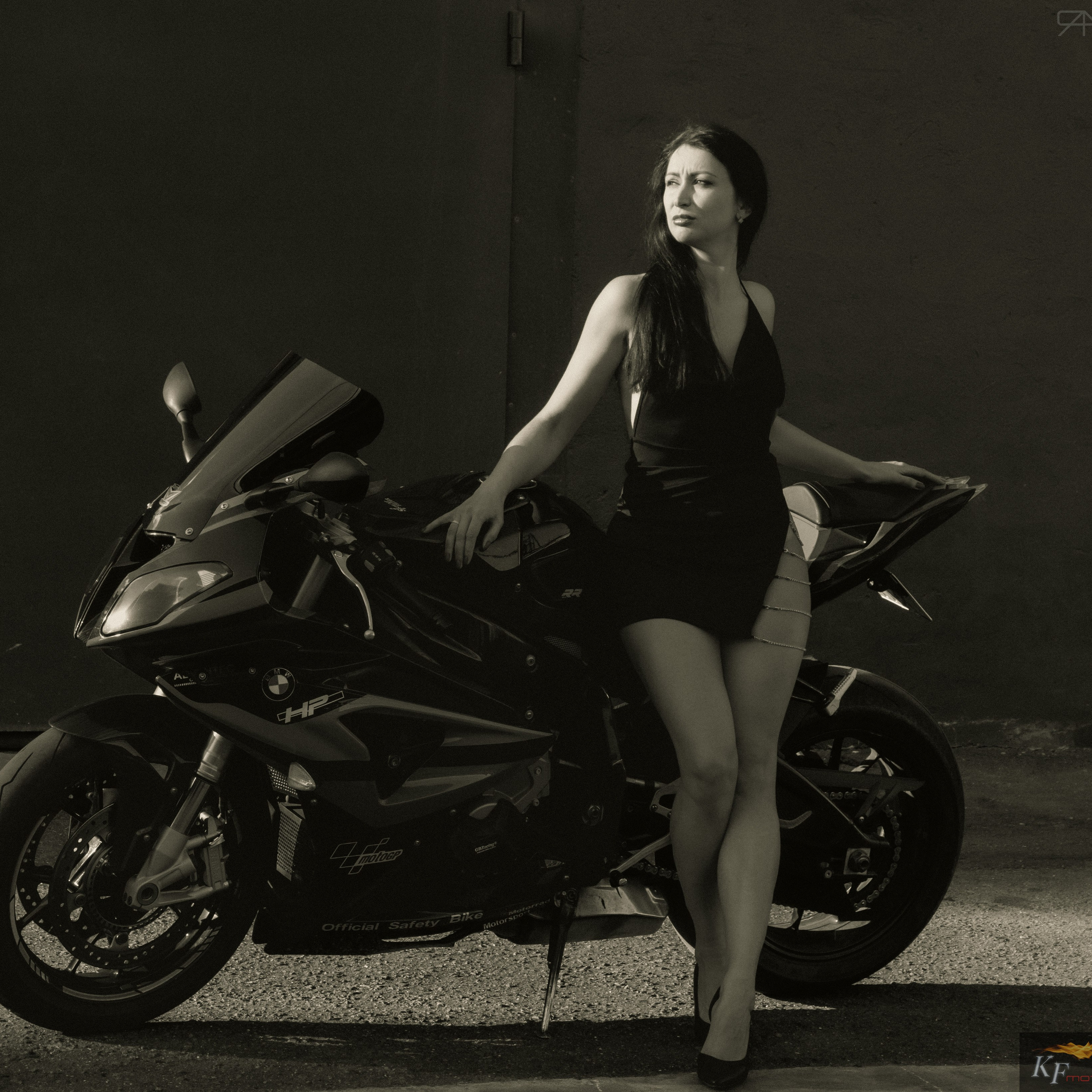 Фото под старину с женщиной в мини платье на мотоцикле