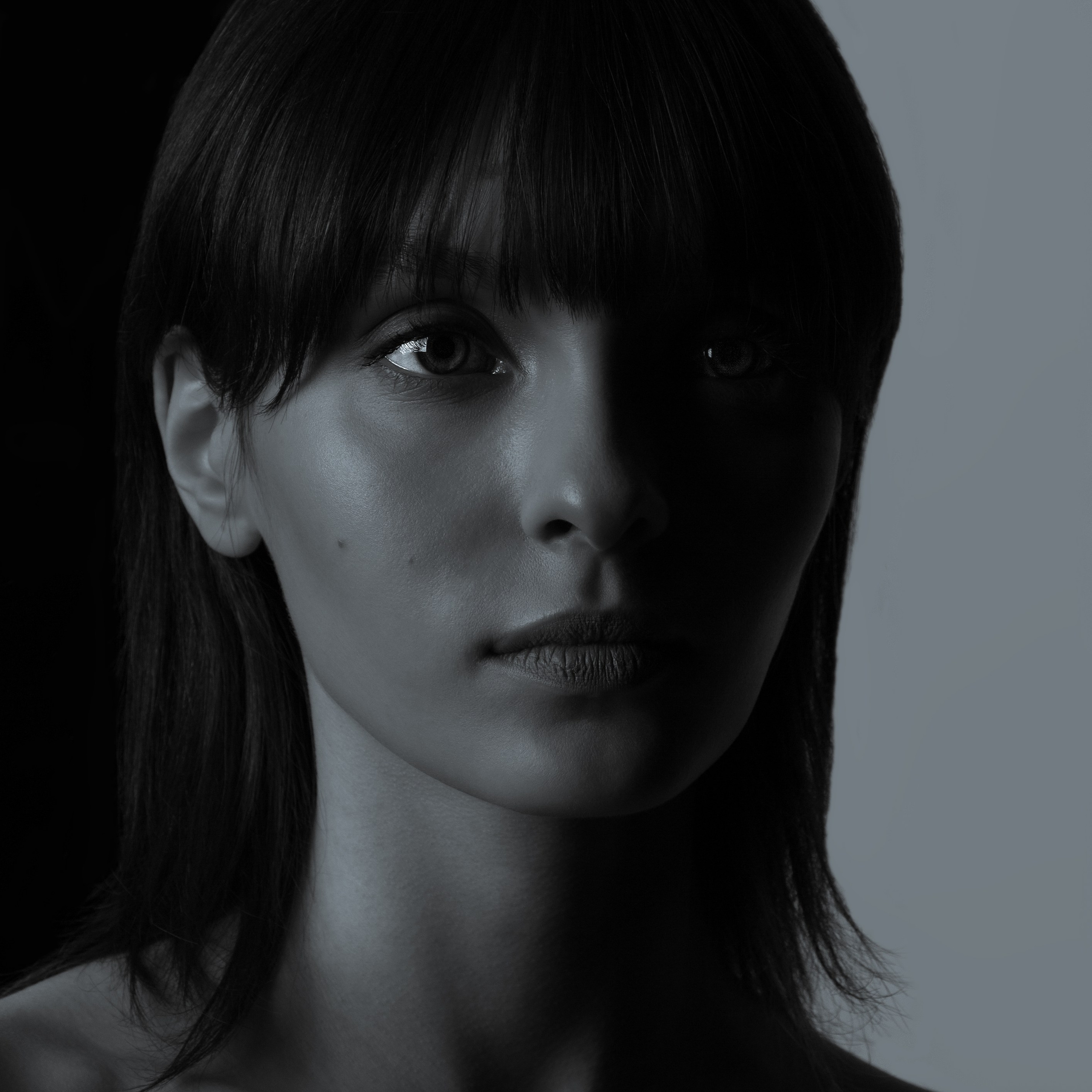 Черно-белое контрастное фото женщины с выразительным взглядом