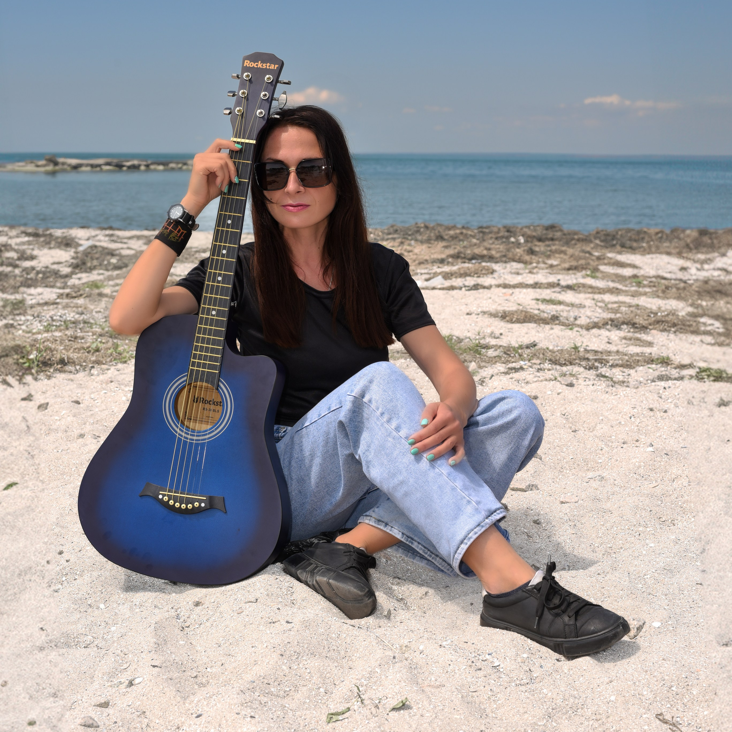 девушка с гитарой