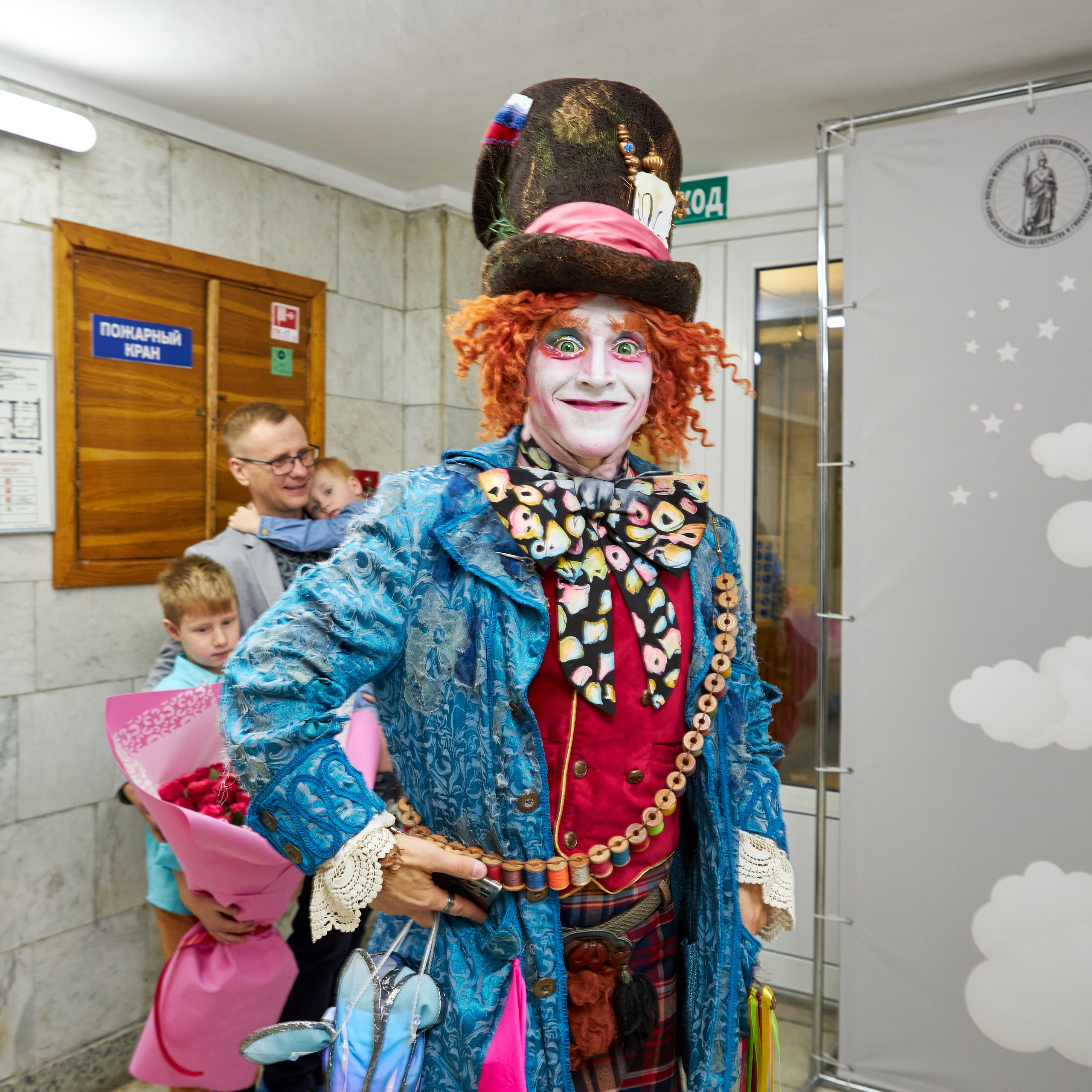 Фотосъемка выписки из роддома по мотивам Алисы в стране чудес