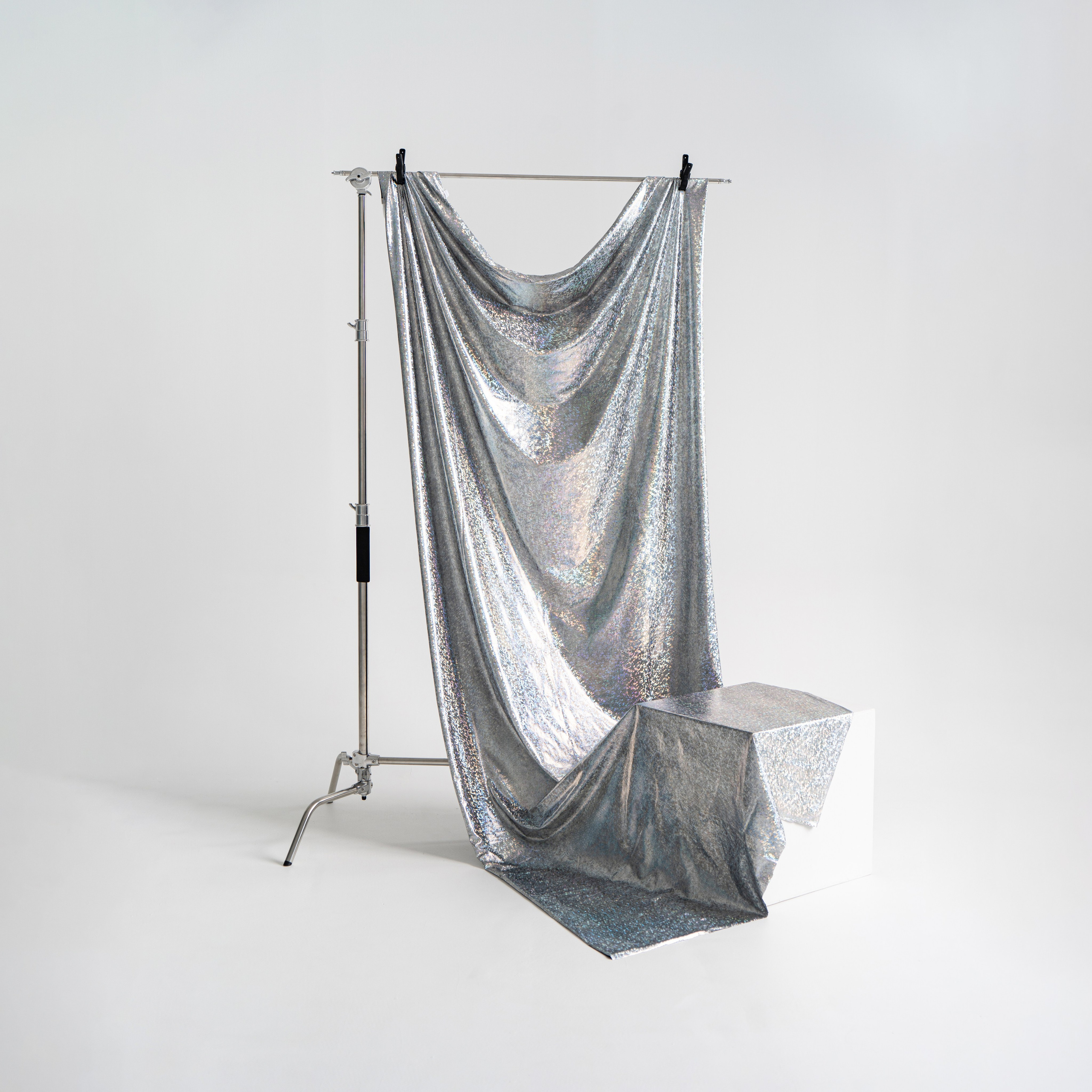 Вблеске — серебро 145×330см, 500 руб/сутки, бесплатно при аренде в студии