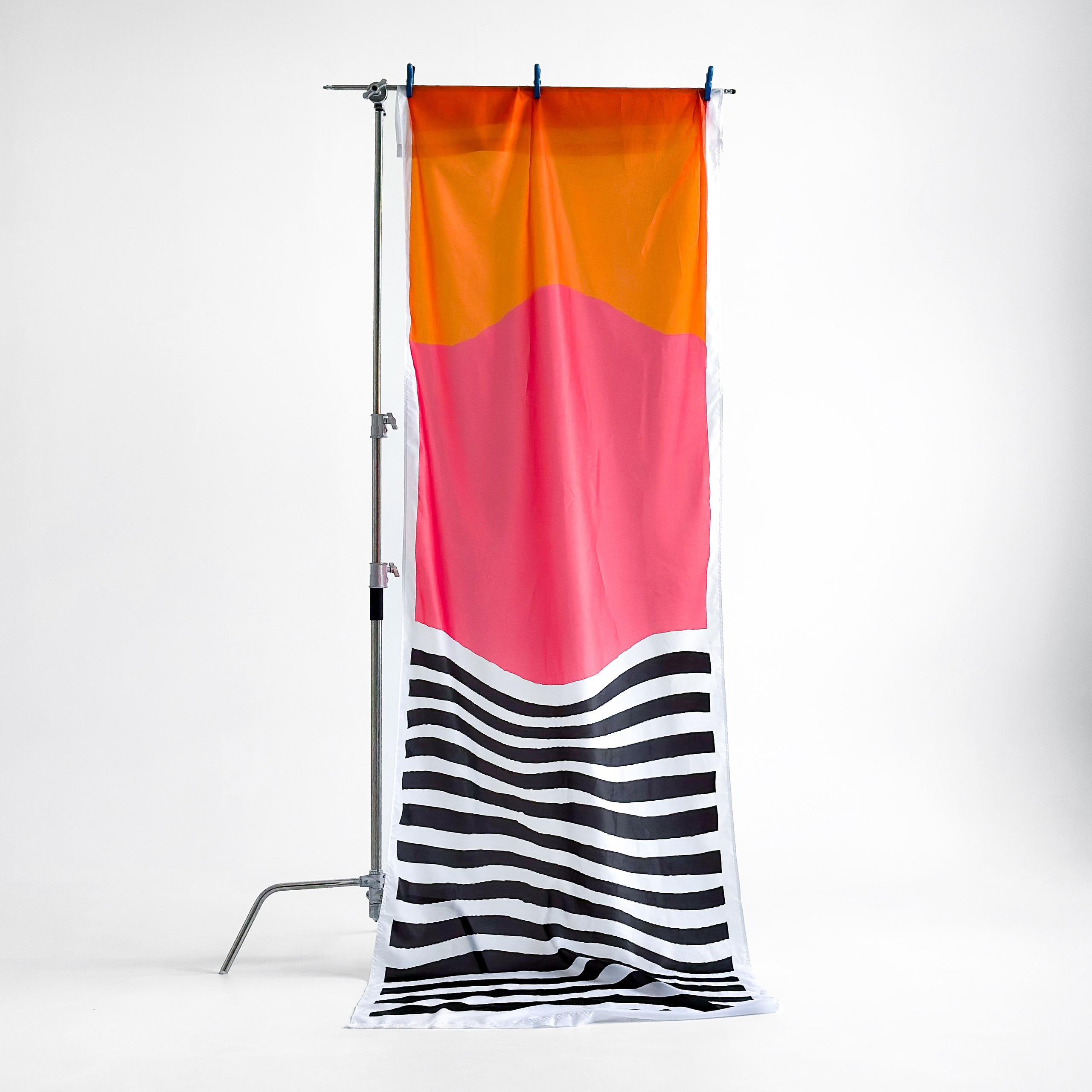 Красный «Африка», 200 руб/час при аренде в студии