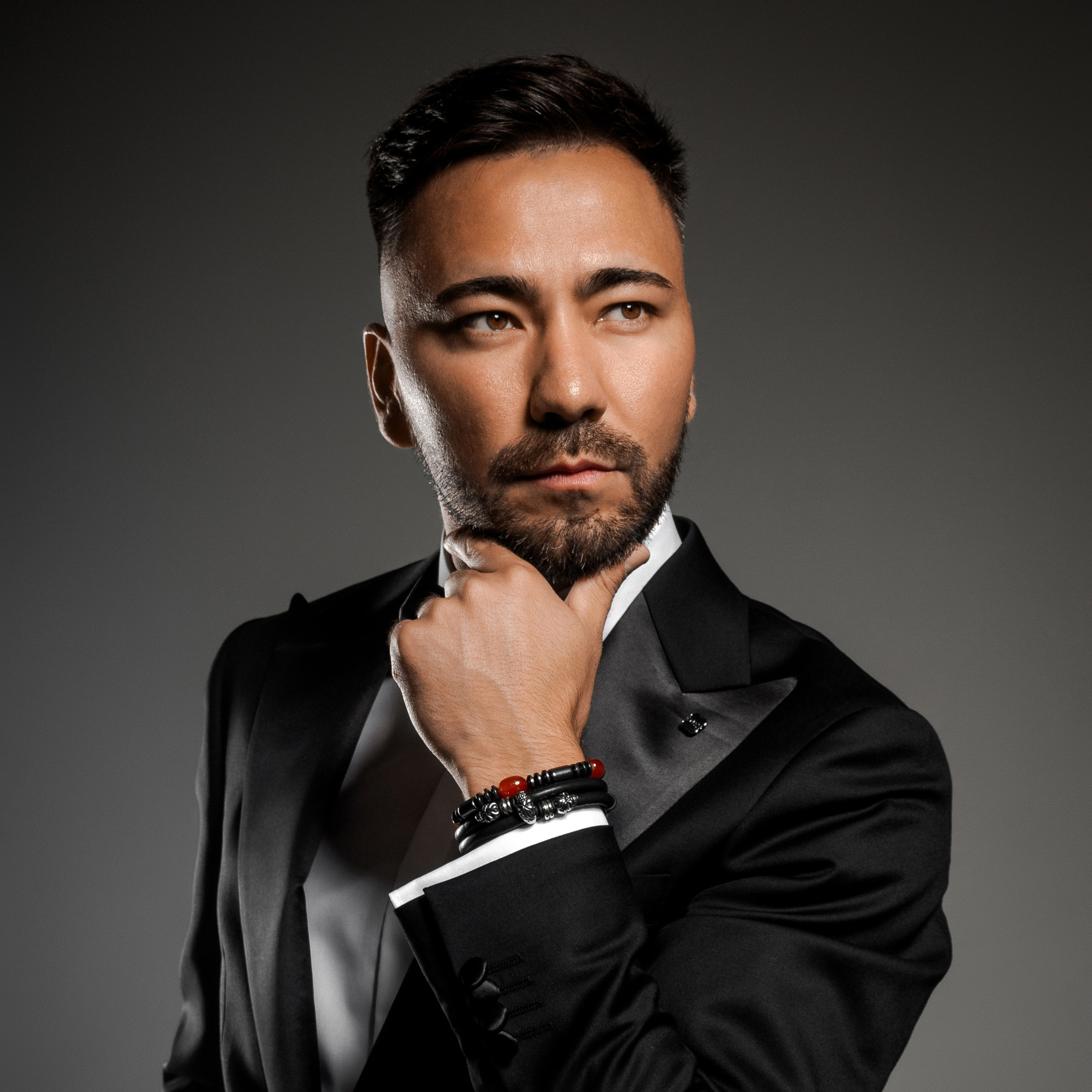 Ведущий Игорь Бекмамбетов