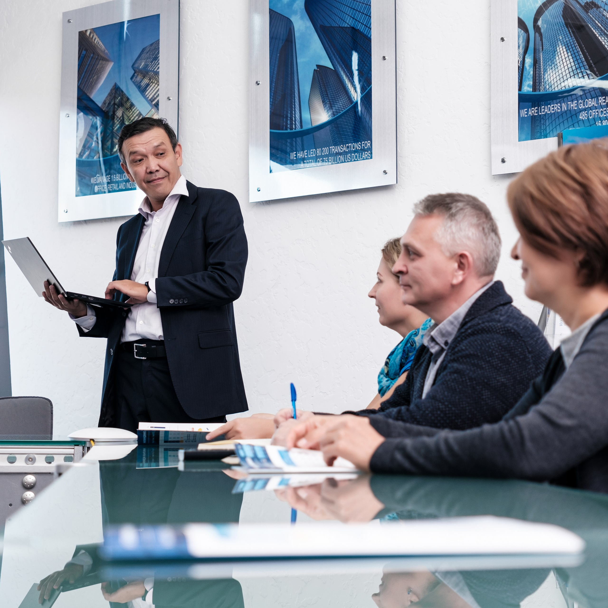 Бизнес портрет Алматы фотосессия в студии