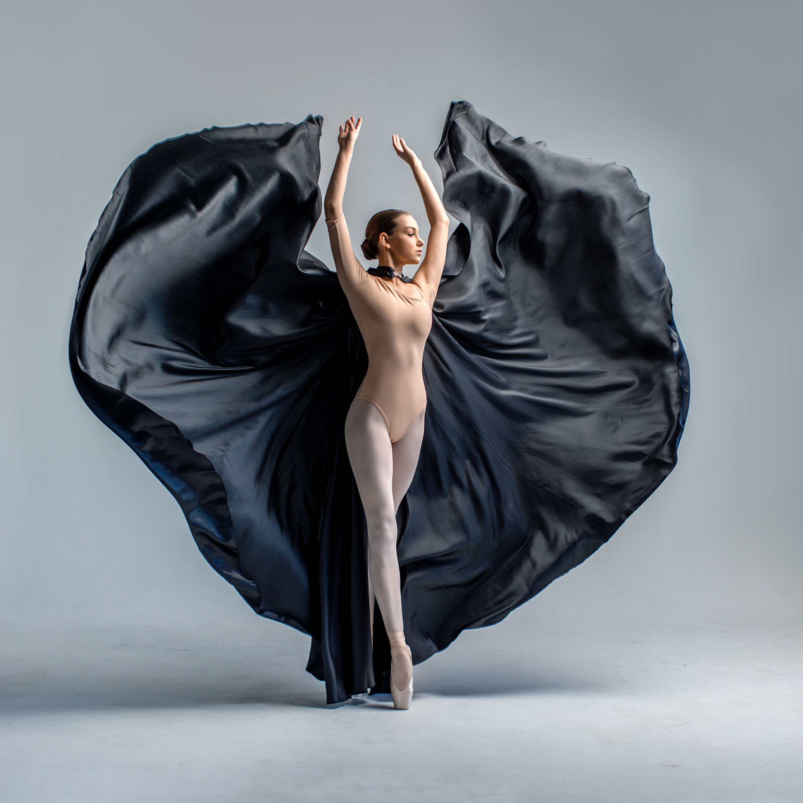 Чёрный плащ с капюшоном