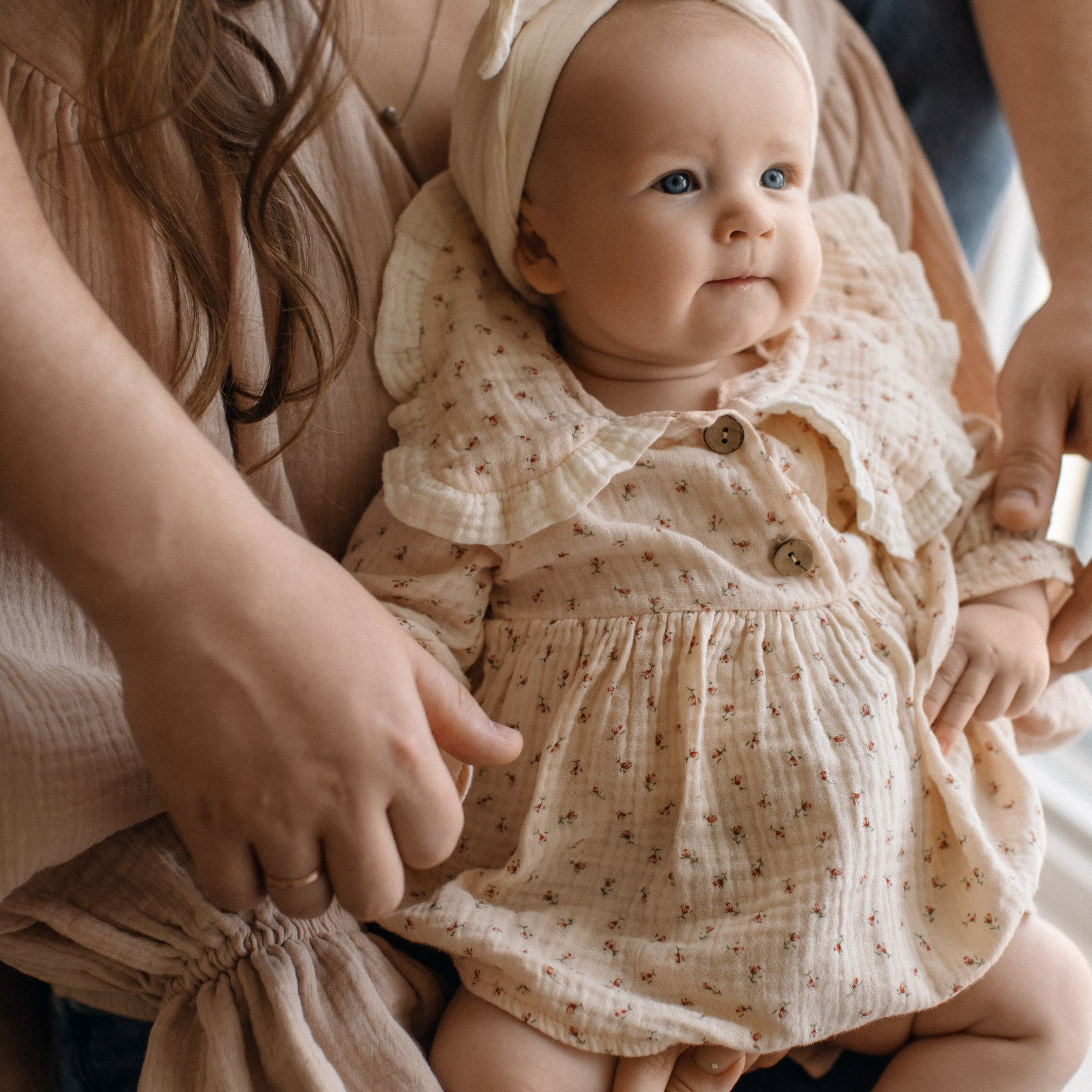 Малышка Ксения и родители. Семейная фотосессия в студии