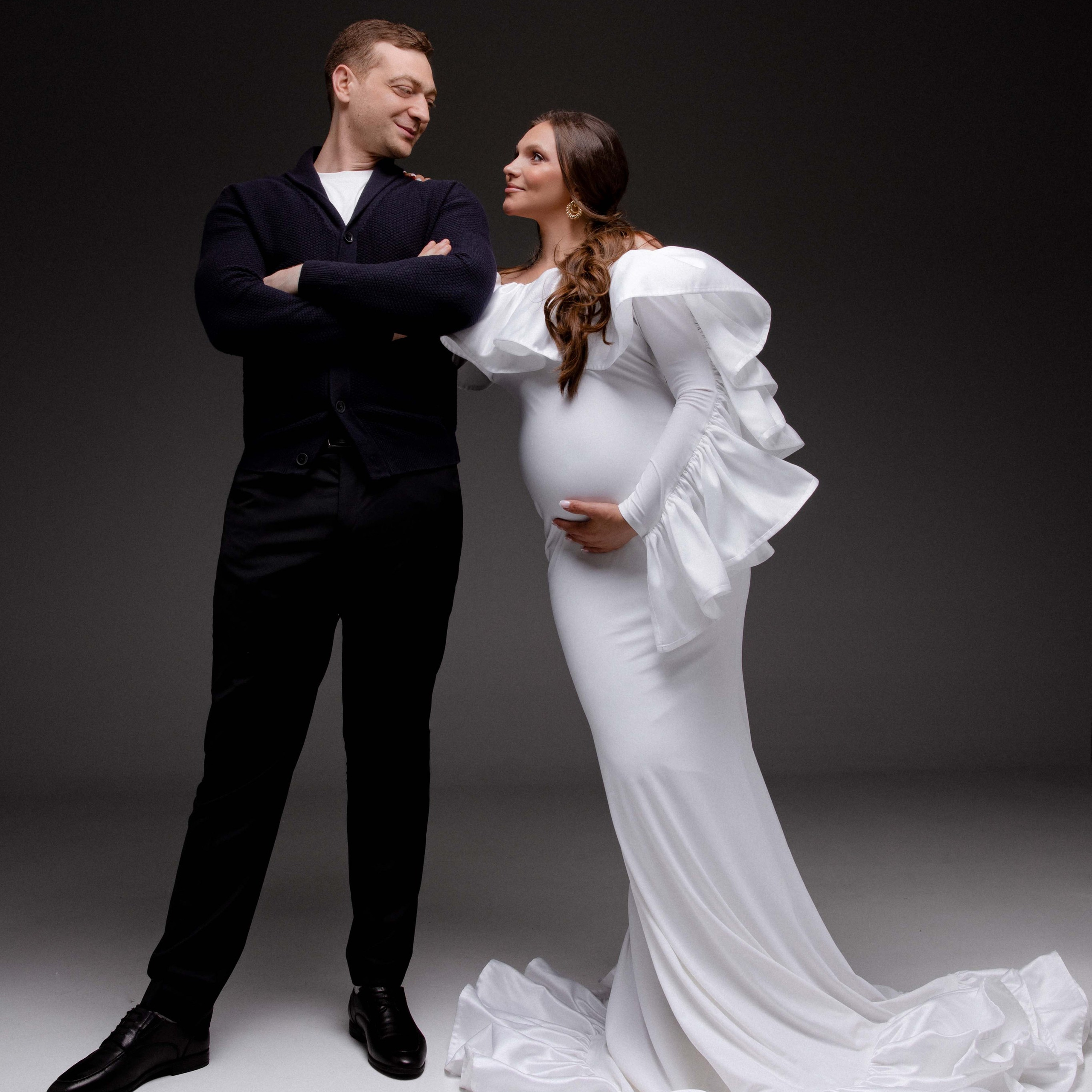 Анастасия и Анзор. Фотосессия беременности с мужем. Циклорама