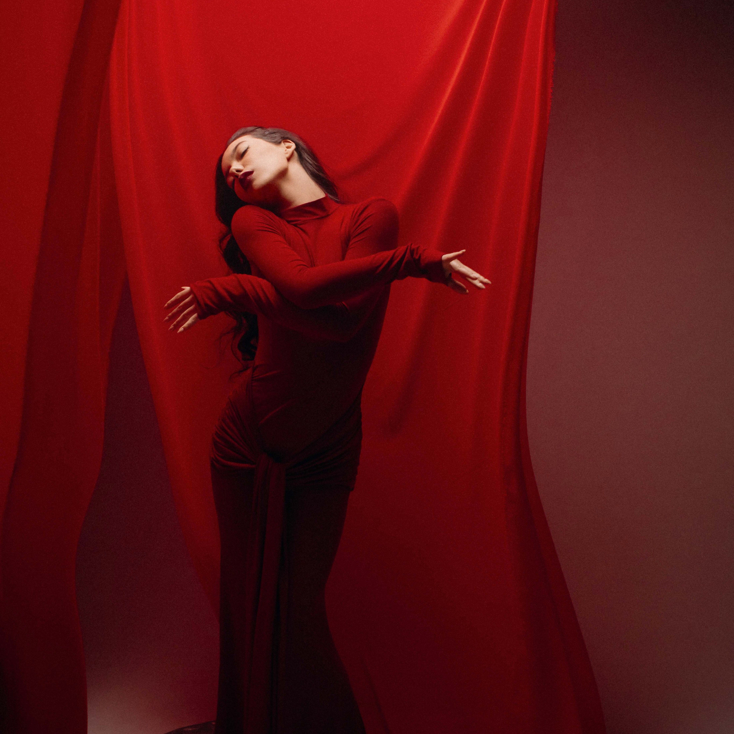 Арина. Фотосессия с красной тканью