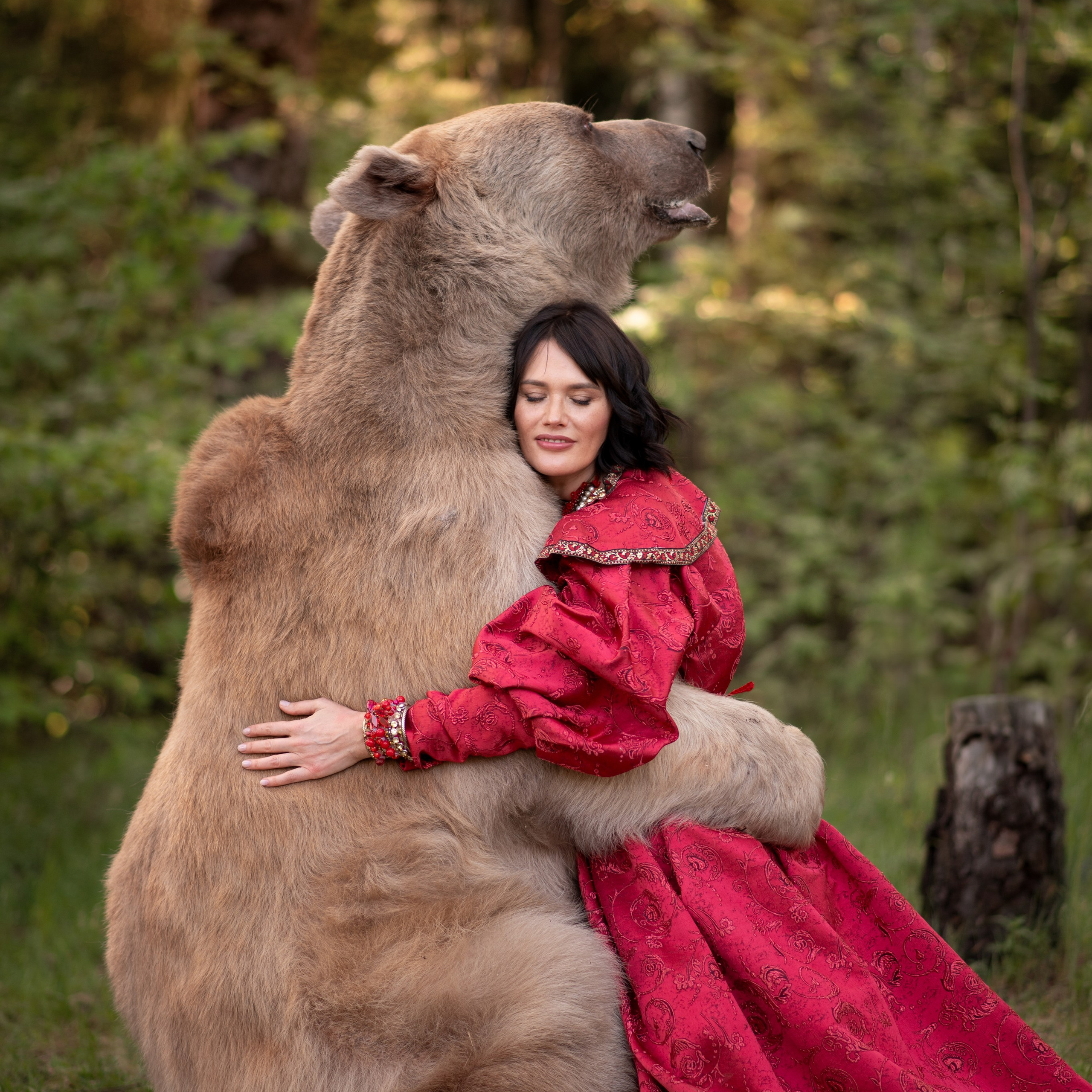 «Русская красавица», съемка с живым медведем