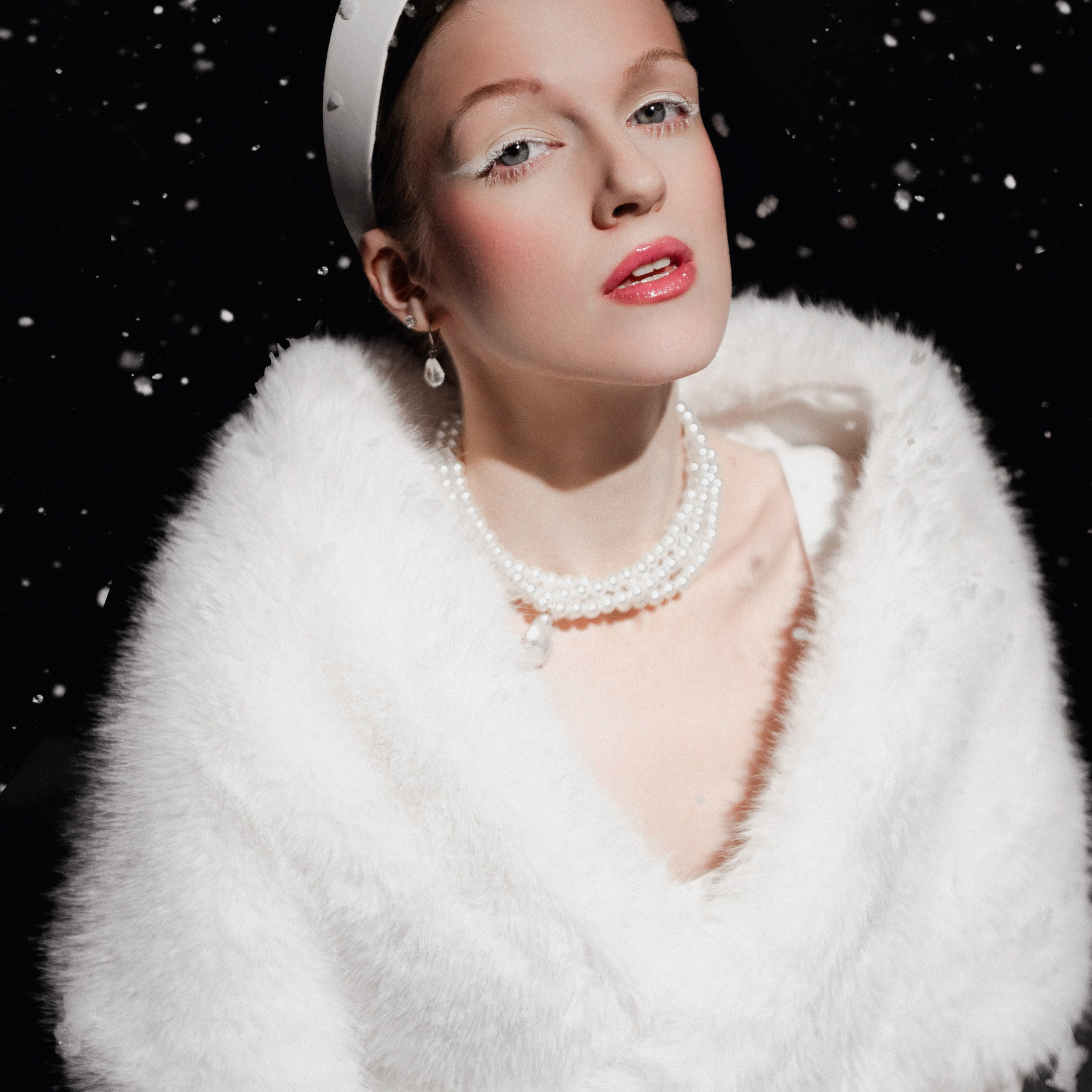 Зимняя новогодняя фотосессия в Новосибирске — девушка в белом платье и меховой накидке под падающим снегом