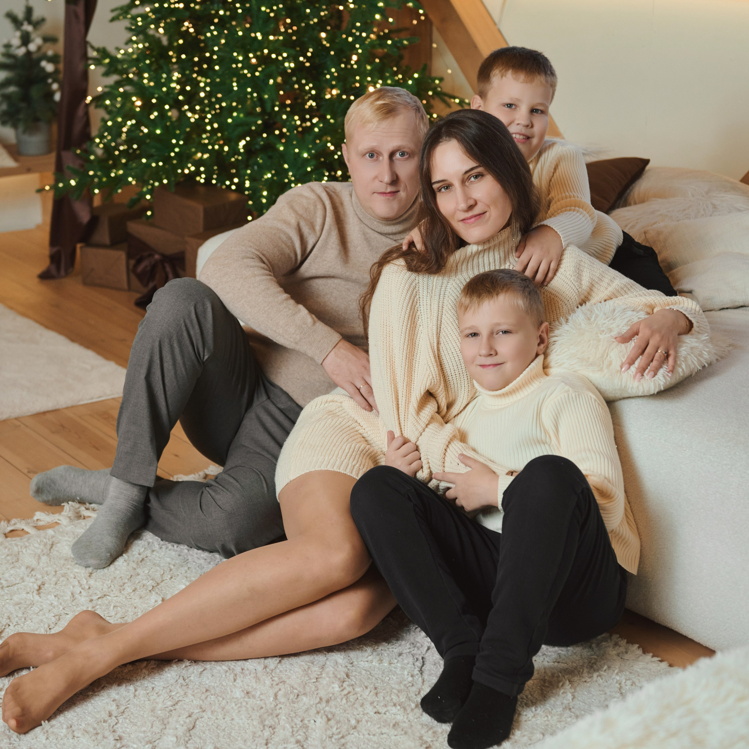 Новогодняя семейная фотосессия в Новосибирске | Новогодние фото 2025 | Яна Иванова. Фотограф в Новосибирске и Москве — свадьбы, портреты, бренды | Яна Иванова