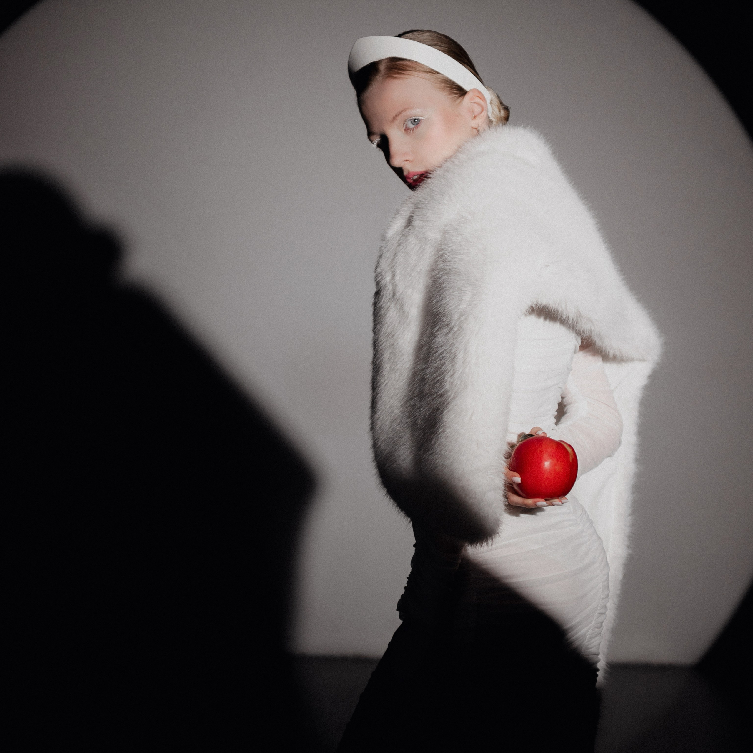 Новогодняя фотосессия в студии Новосибирска — девушка в белом платье и жемчуге в элегантном рождественском образе"