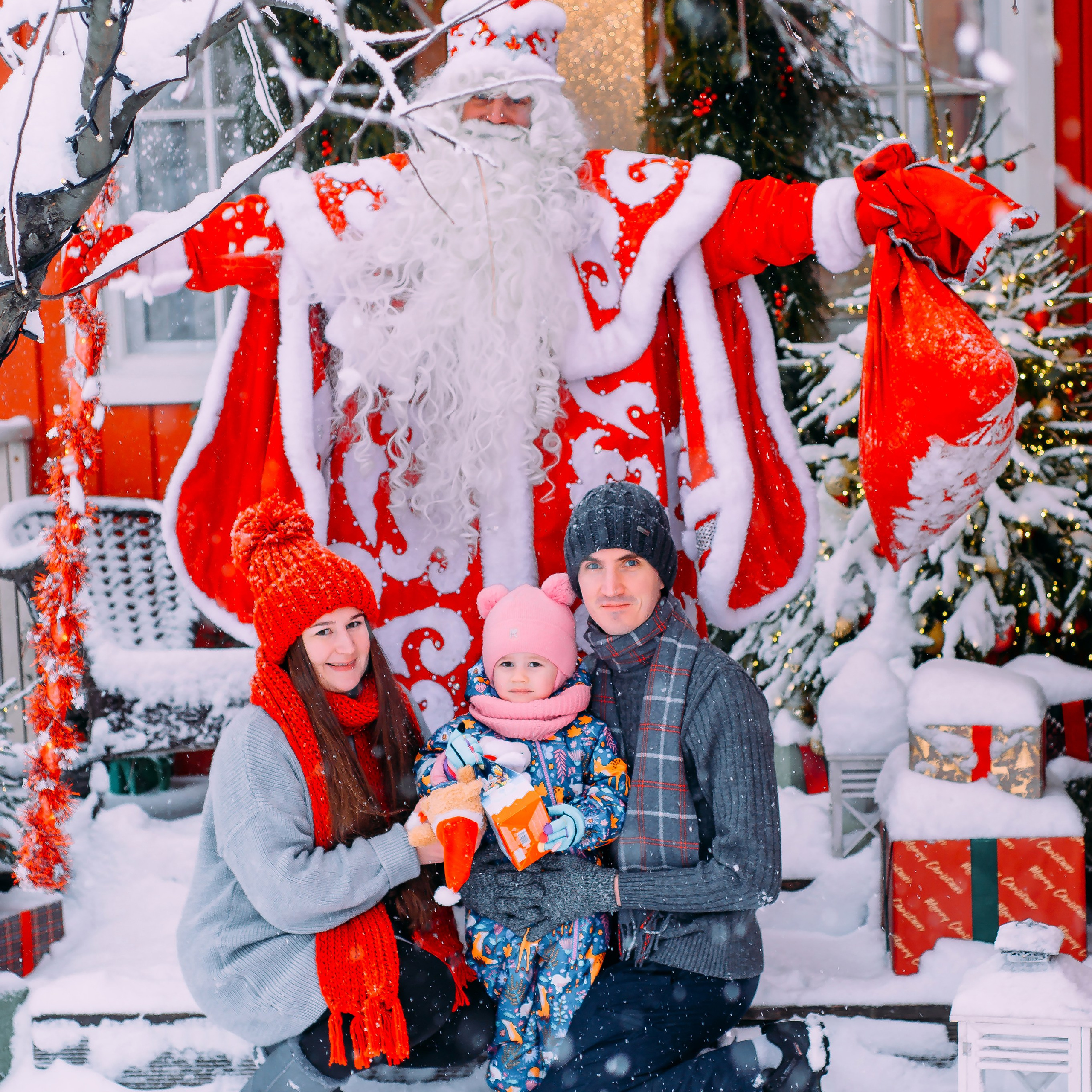 Алиса с мамой и папой 2024