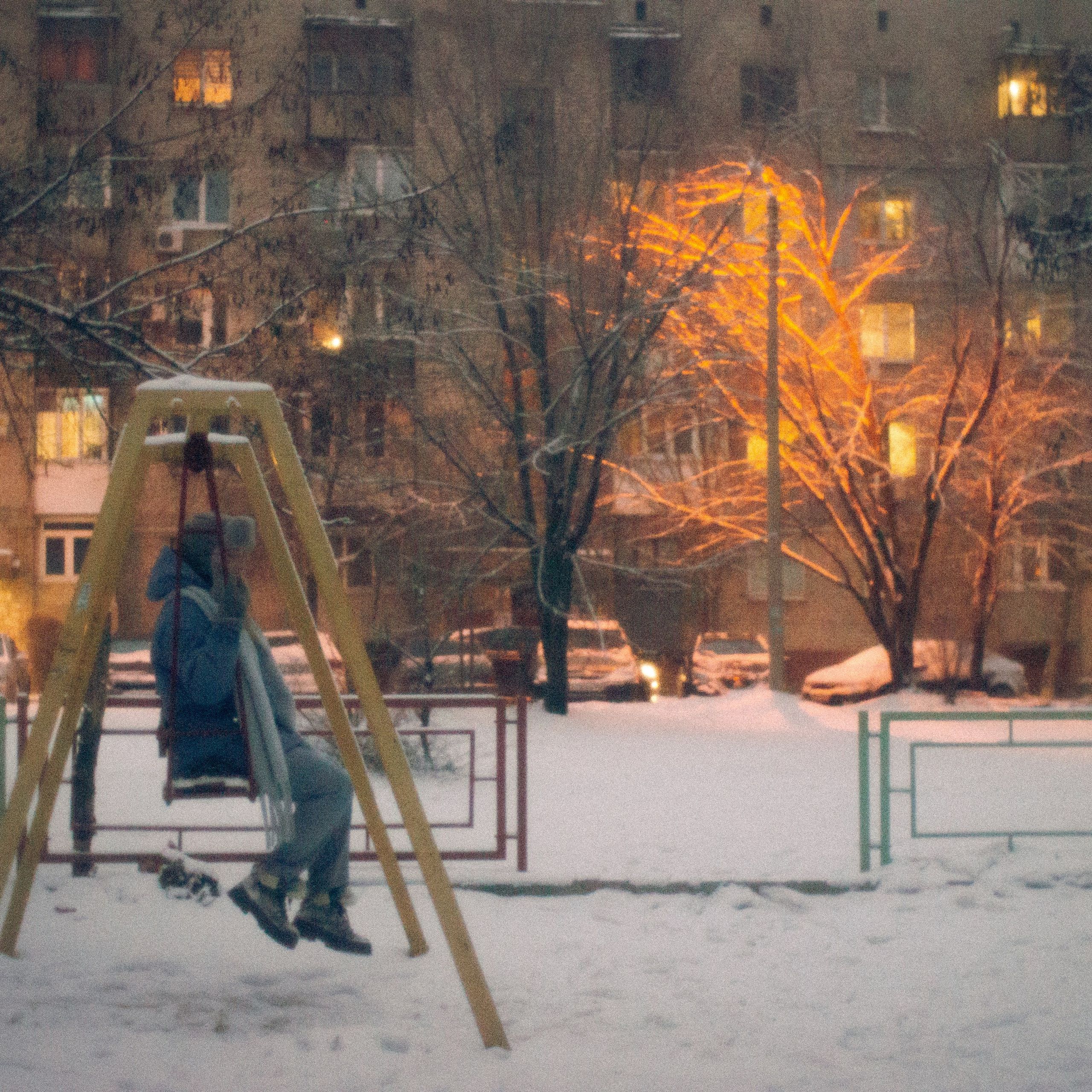 А снег не знал и падал…
