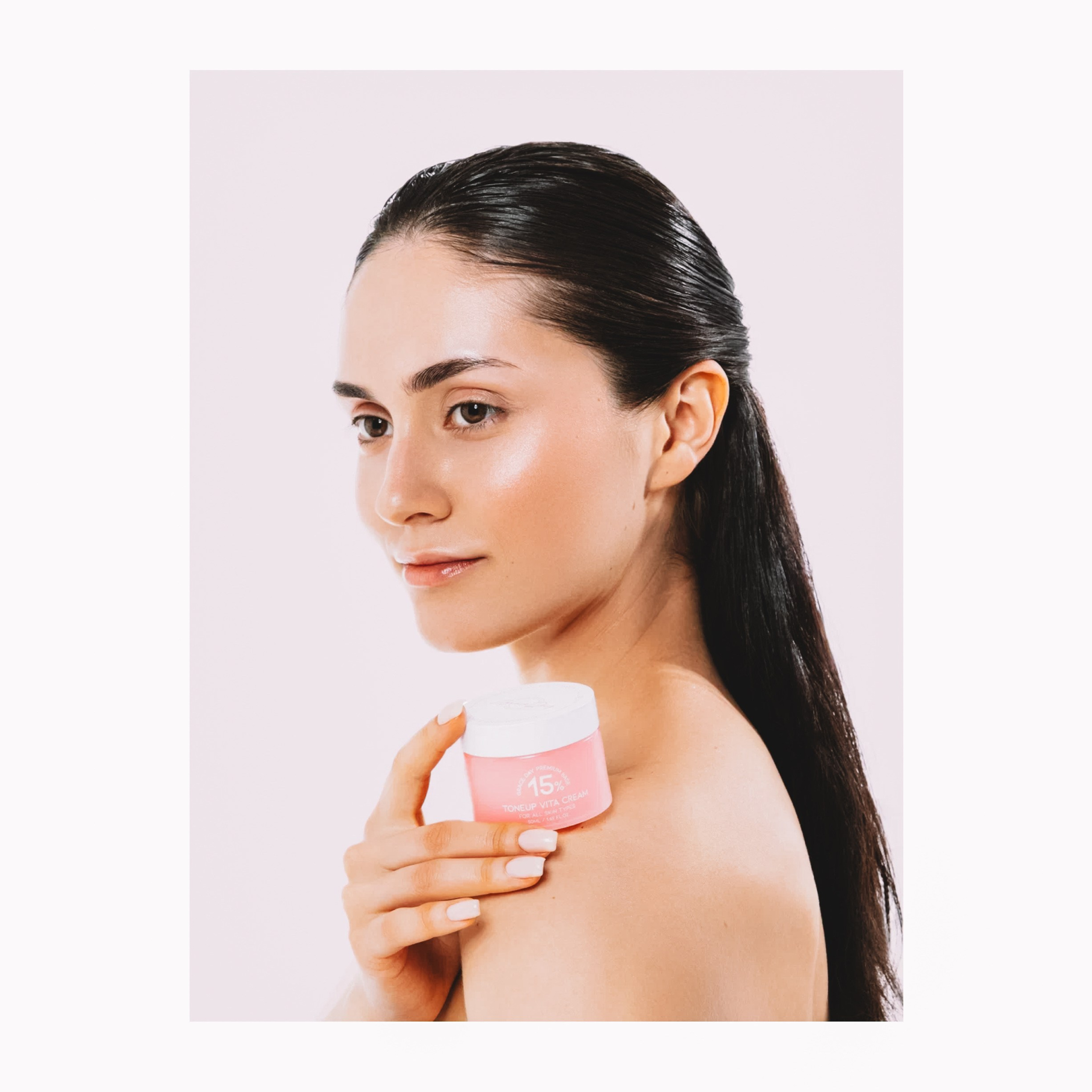 фотография крема для лица на нежно розовом фоне