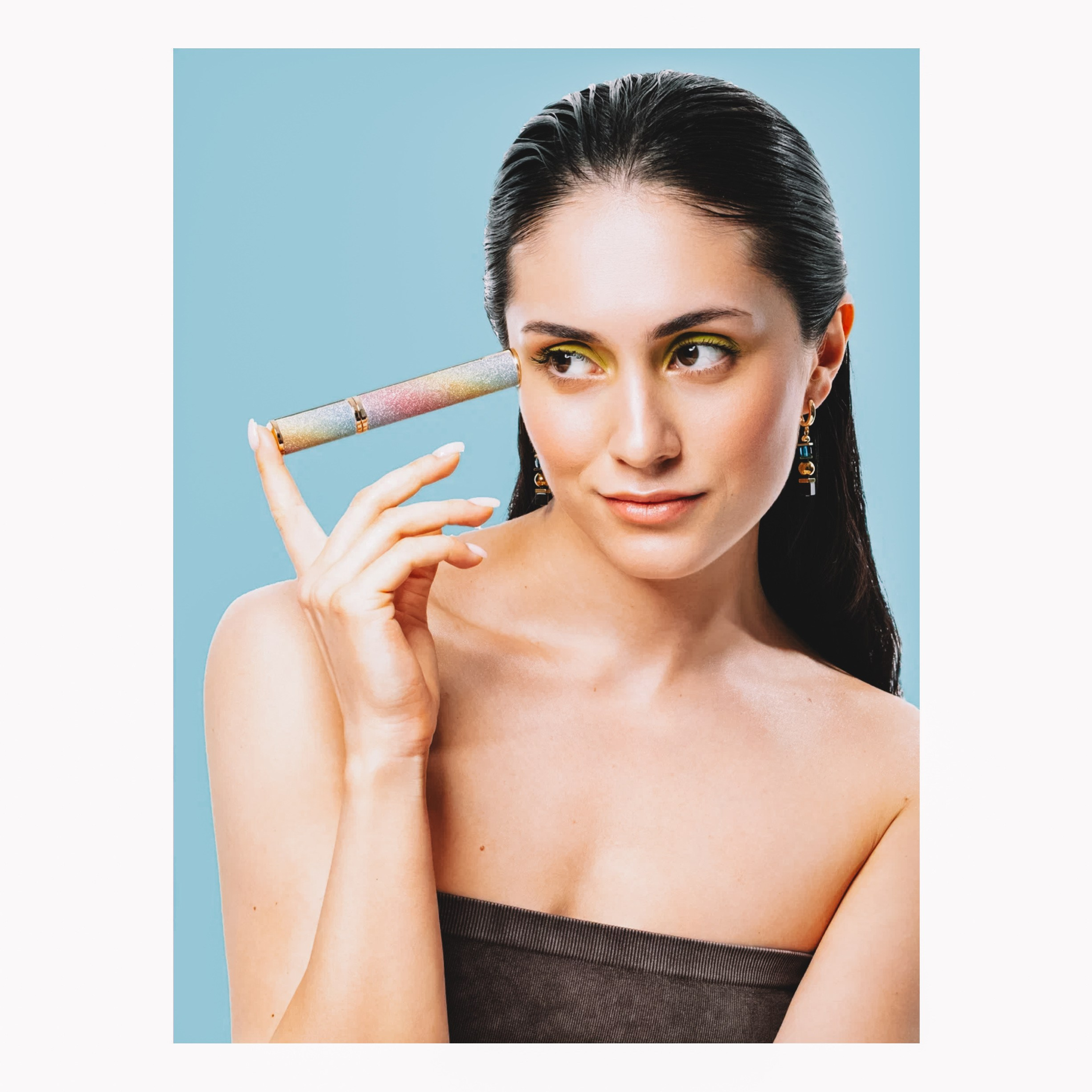 тушь для ресниц в руках девушки