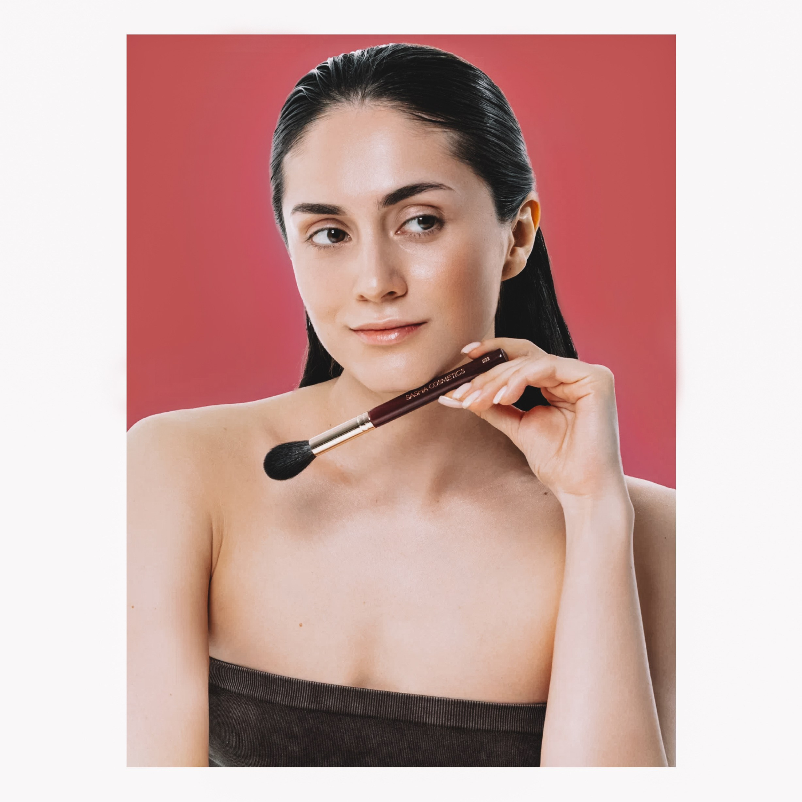 кисть для макияжа в руках модели