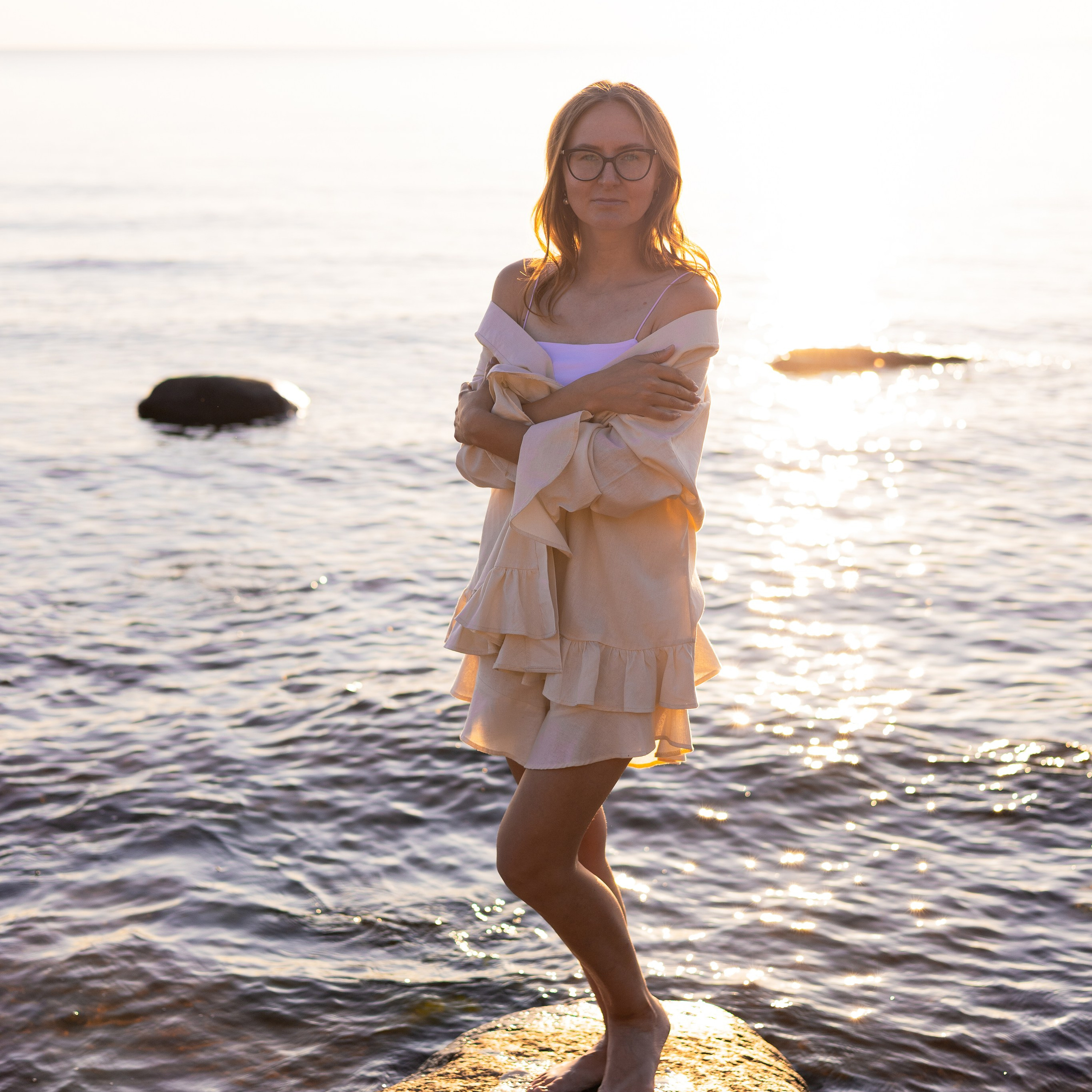 На закате.)