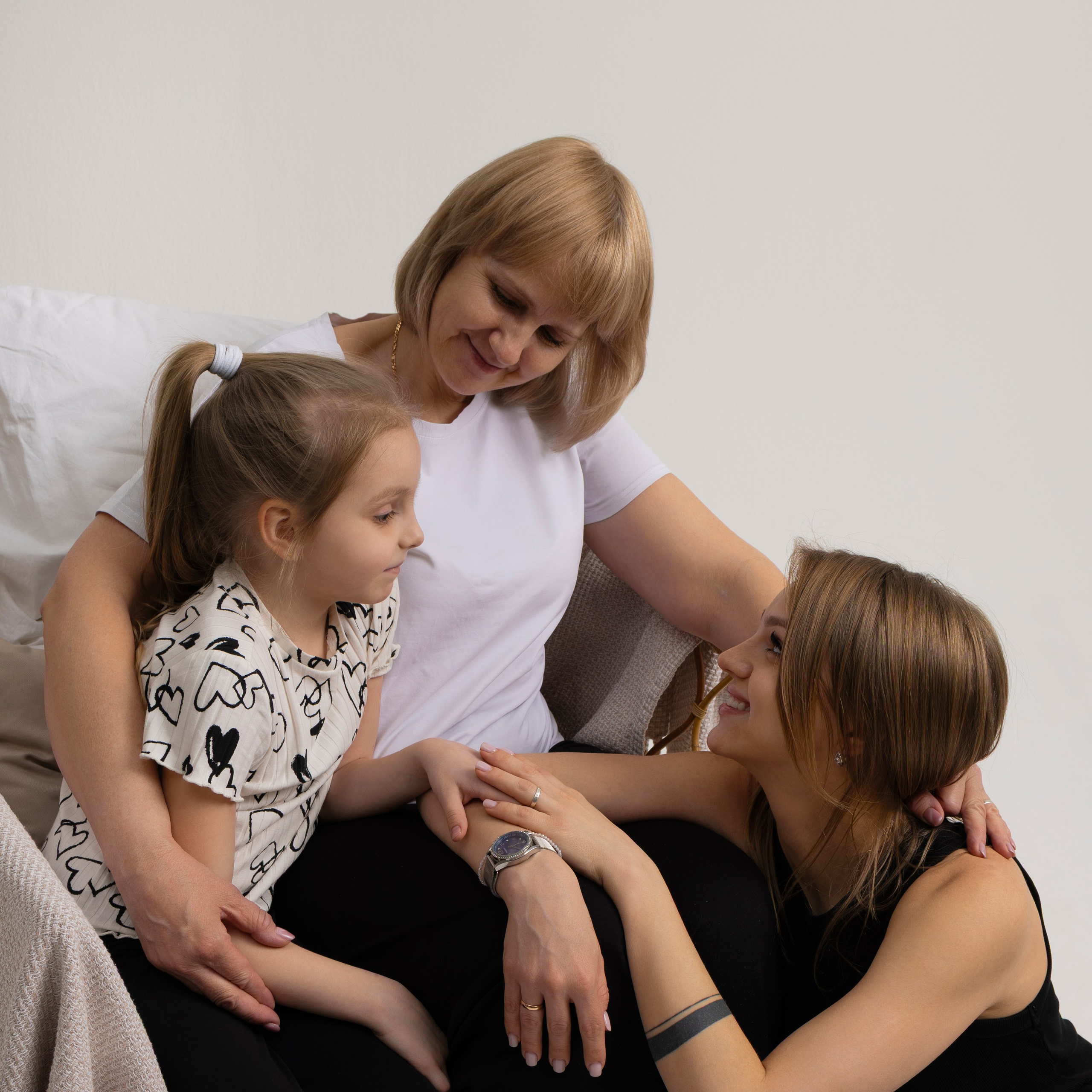 В маминых объятиях…)