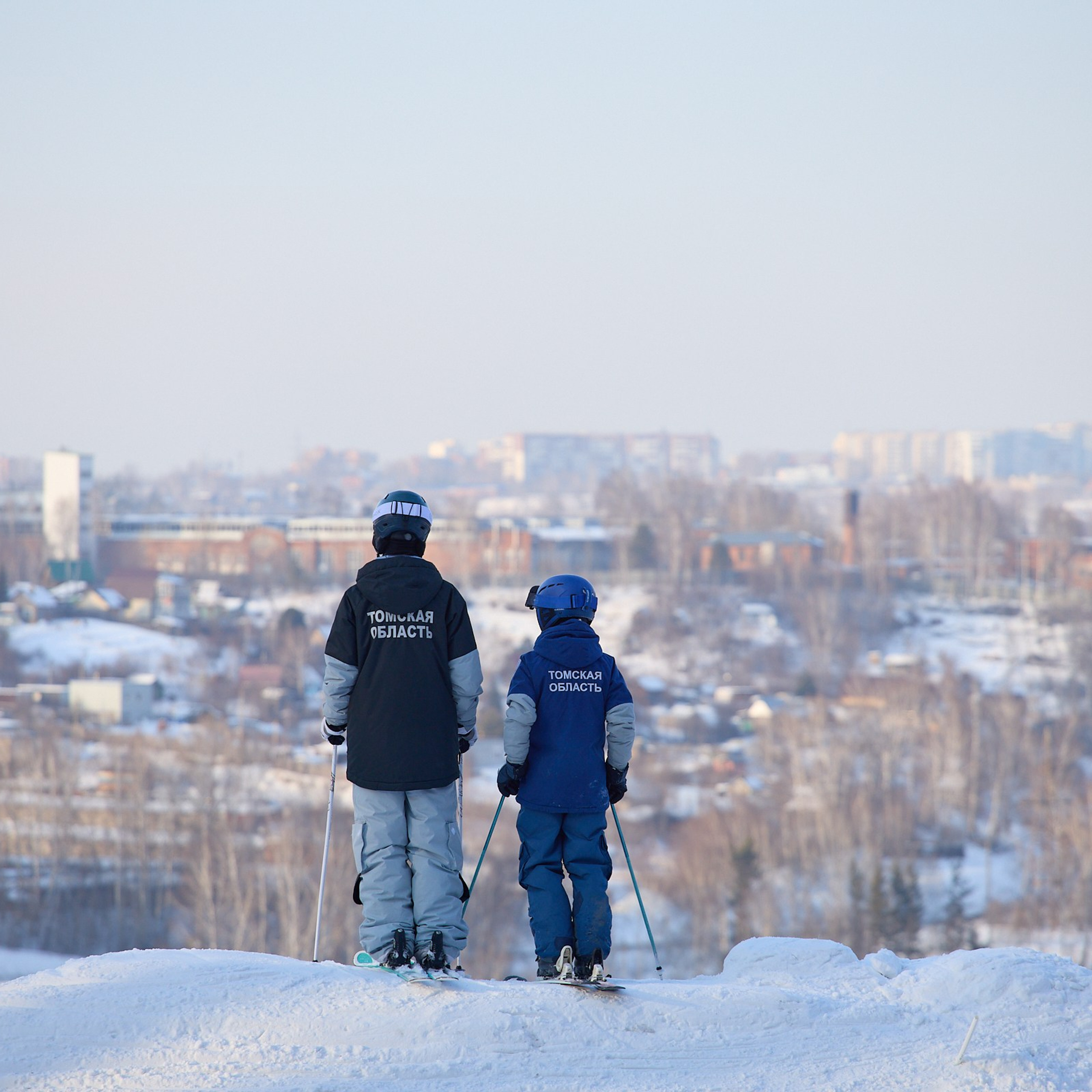 Юные могулисты на фоне города, съёмка от студии Sibframe