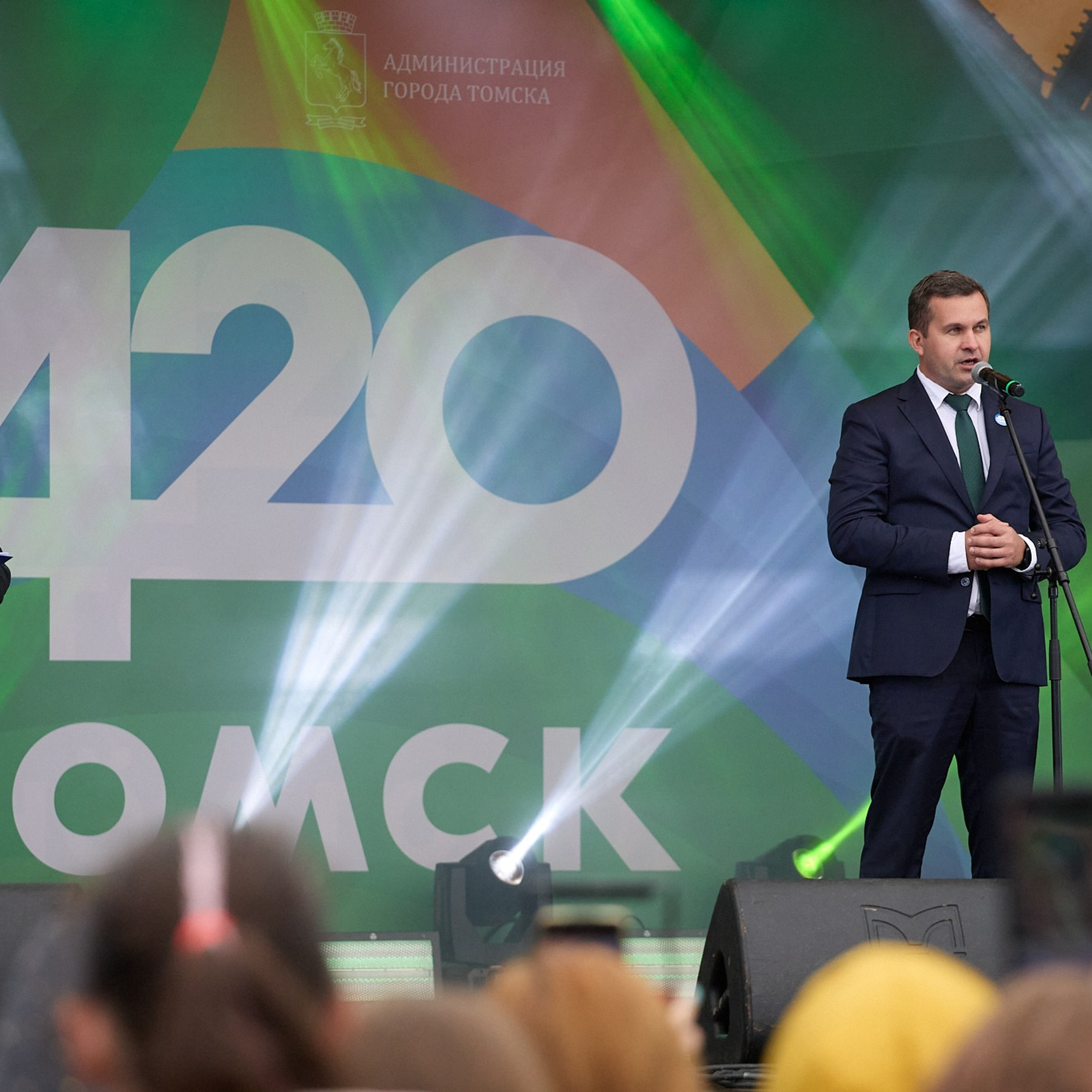 Томску 420 лет и мэр Махиня на сцене с речью.