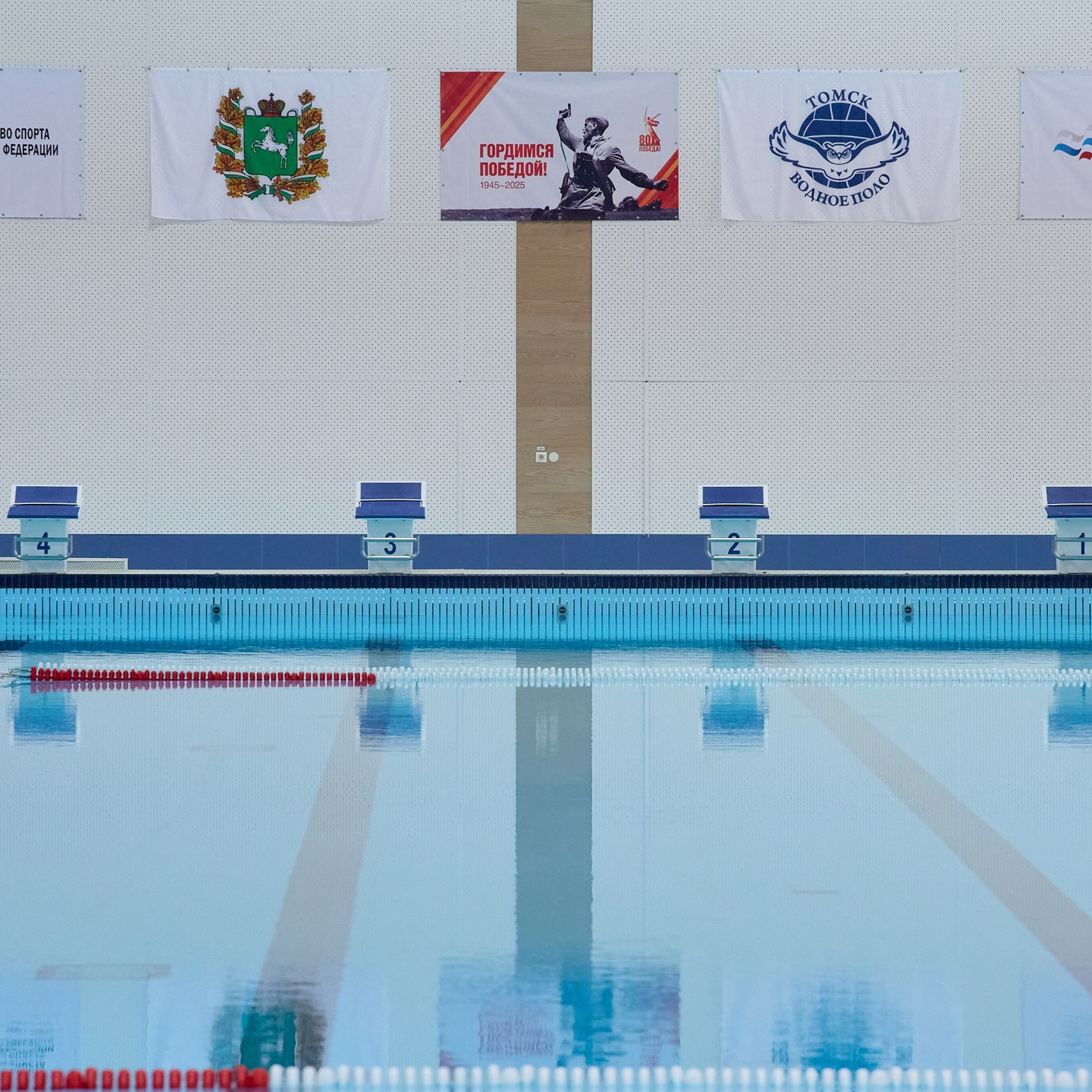 Интерьерная фотография большого бассейна Звёздный от фотографа Дмитрия Ельчанинова.